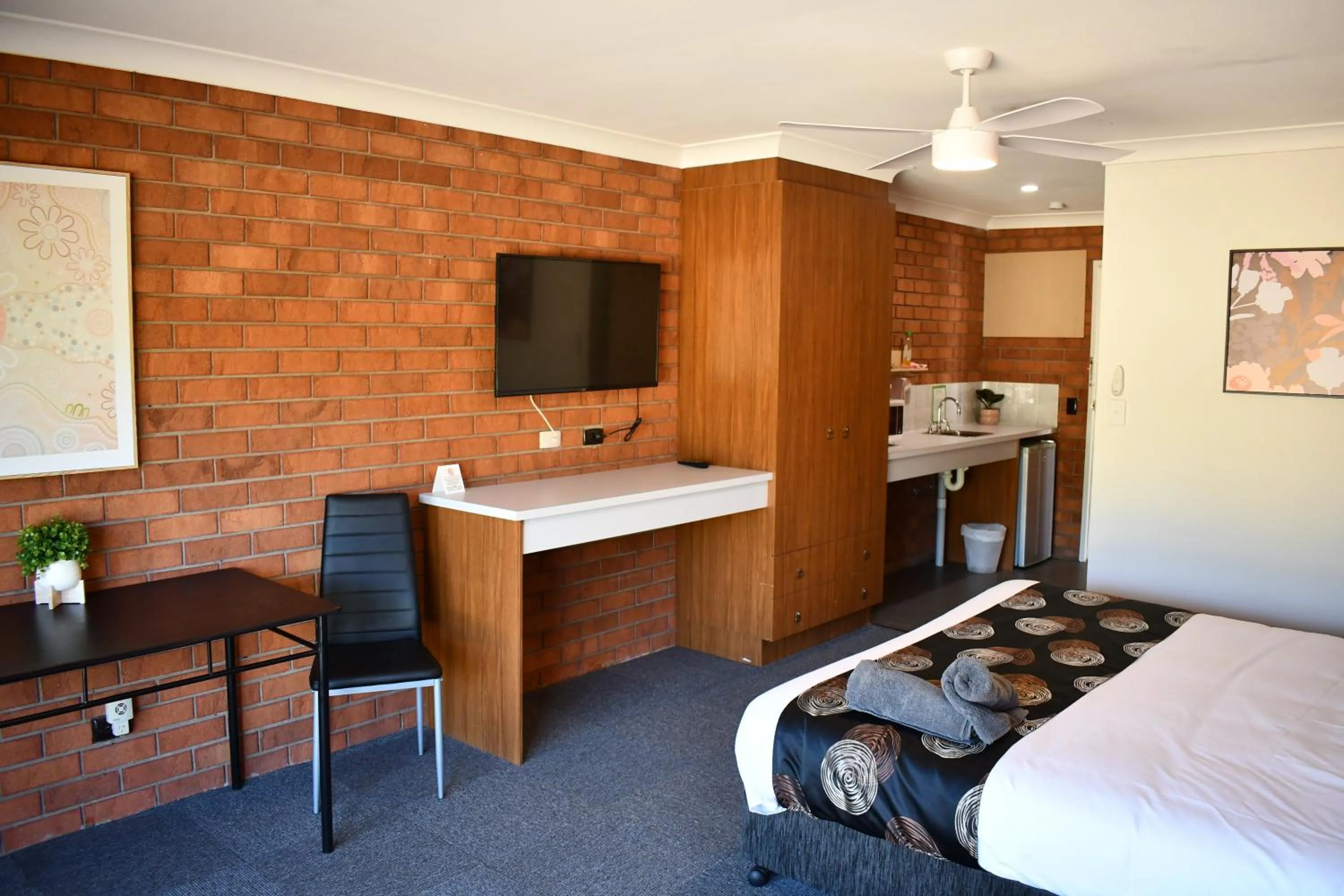 Bed in Berrigan Motel