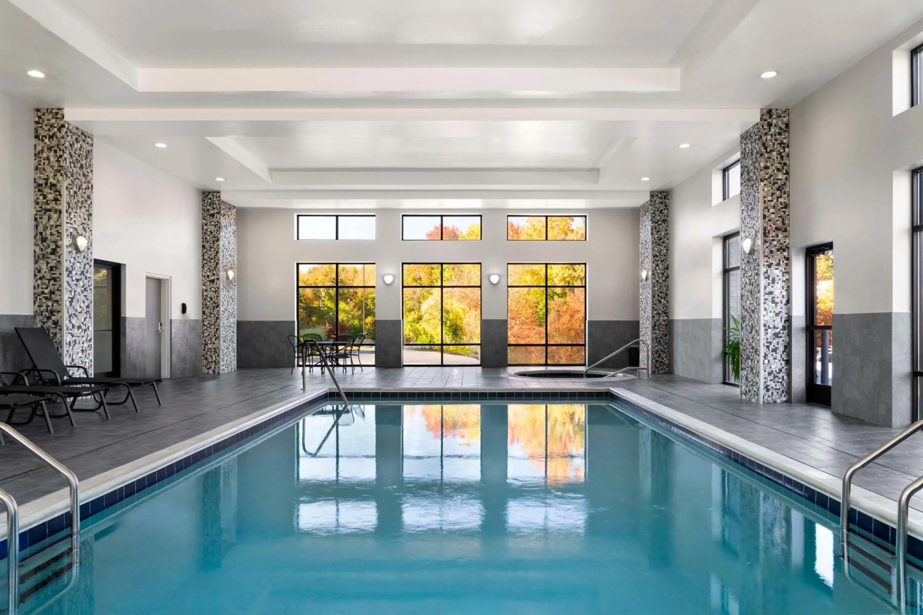 Pool view in Hampton Inn Stafford / Quantico-Aquia