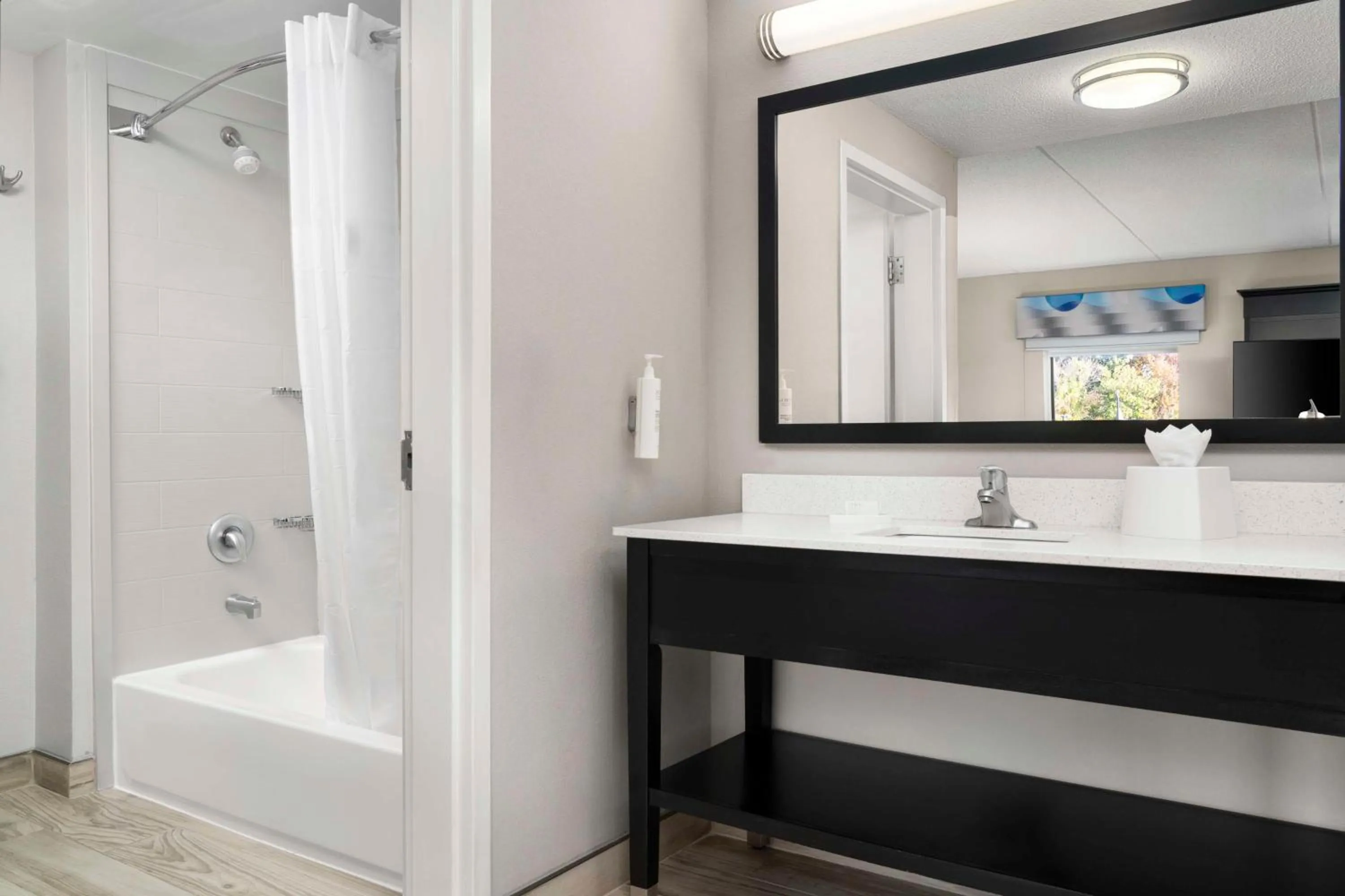 Bathroom in Hampton Inn Stafford / Quantico-Aquia