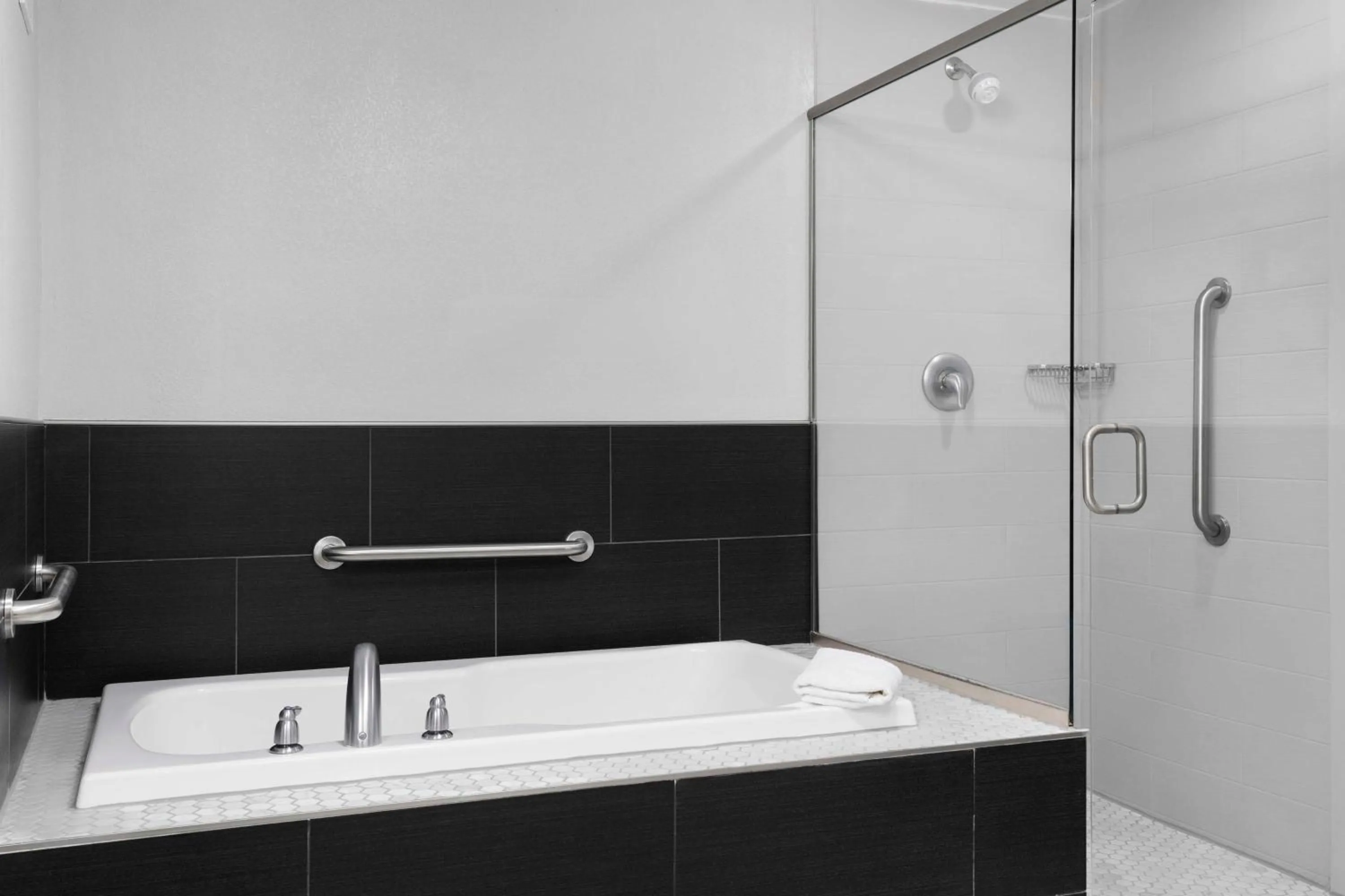 Bathroom in Hampton Inn Stafford / Quantico-Aquia