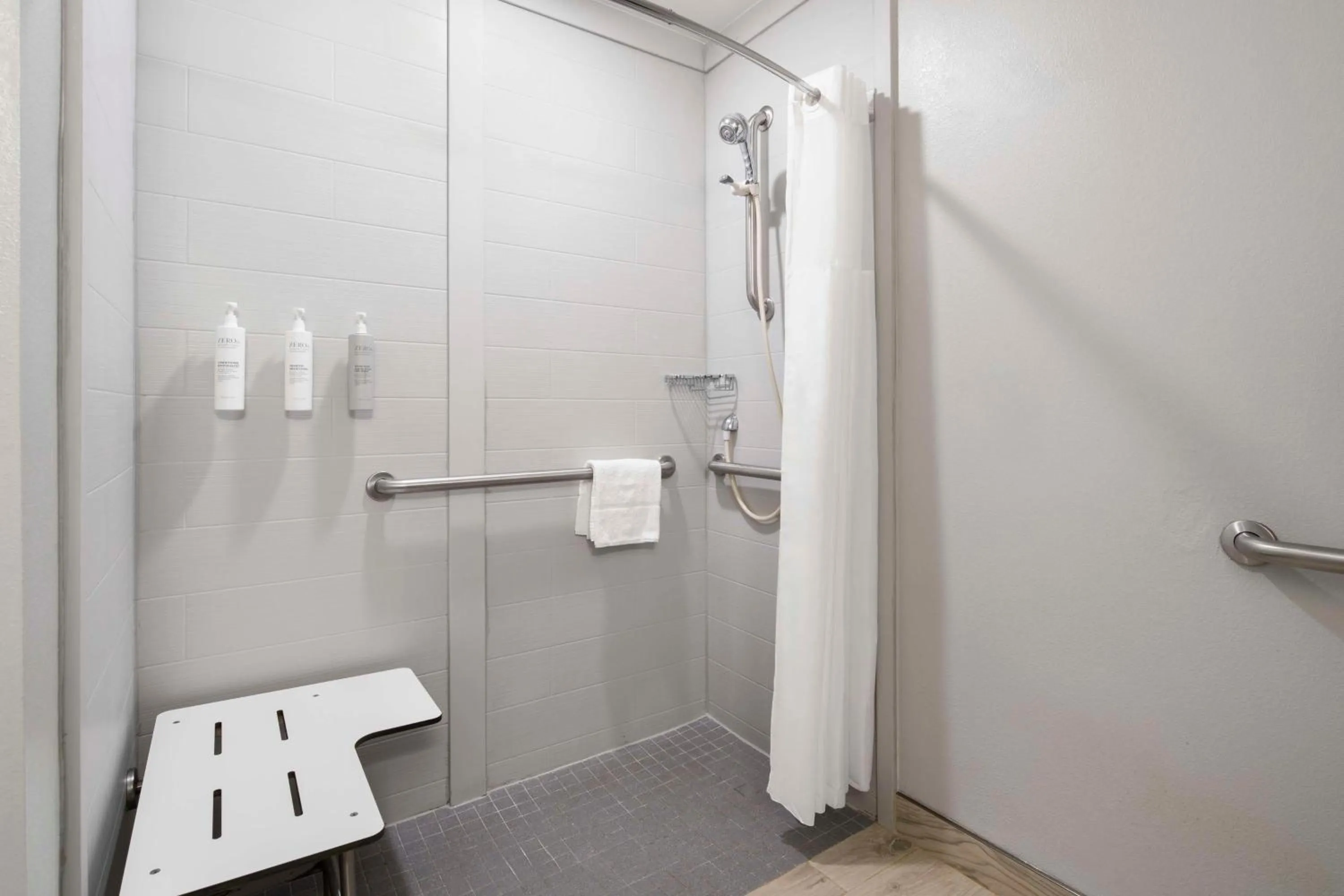 Bathroom in Hampton Inn Stafford / Quantico-Aquia