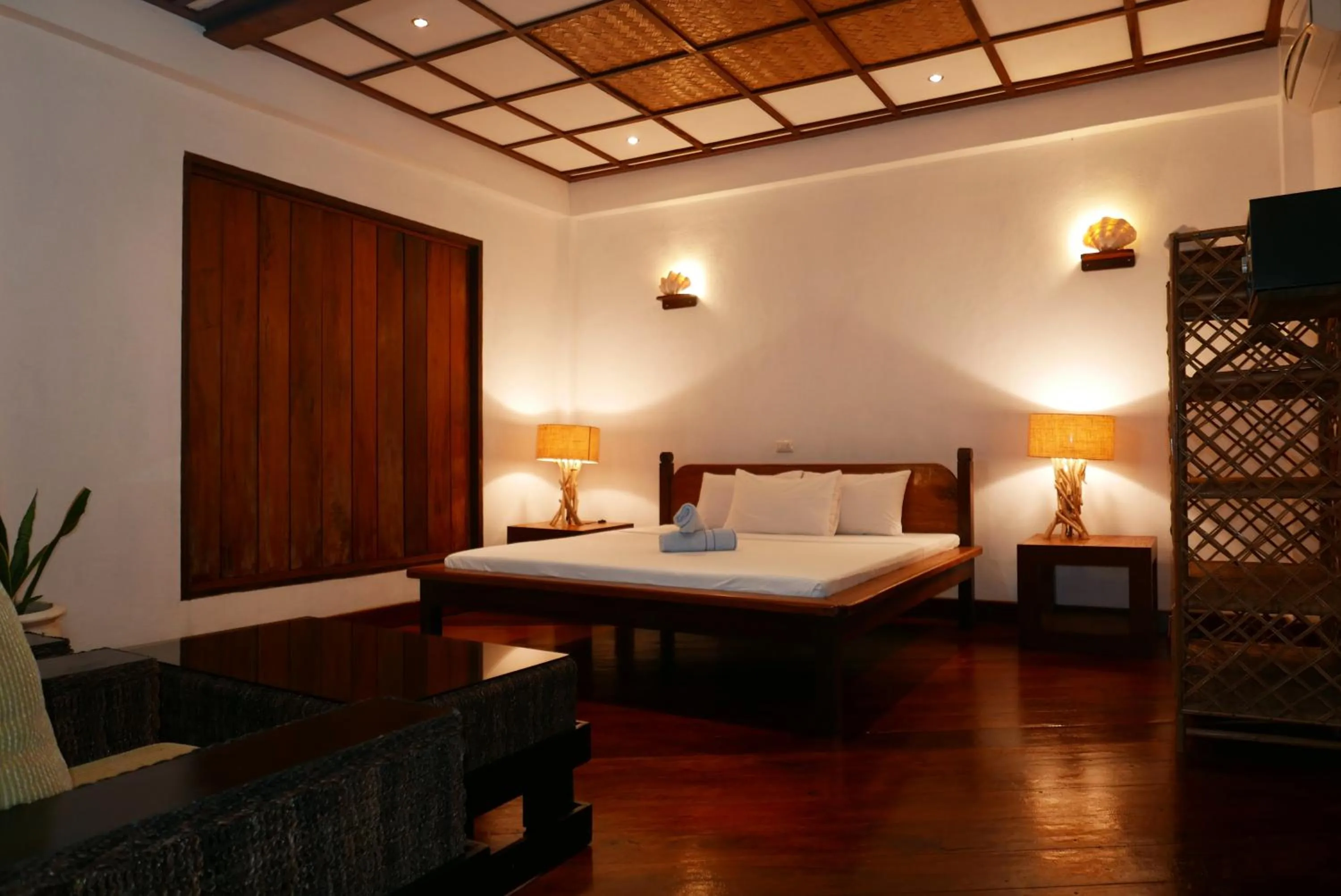 Bed in Dolarog Beach Resort