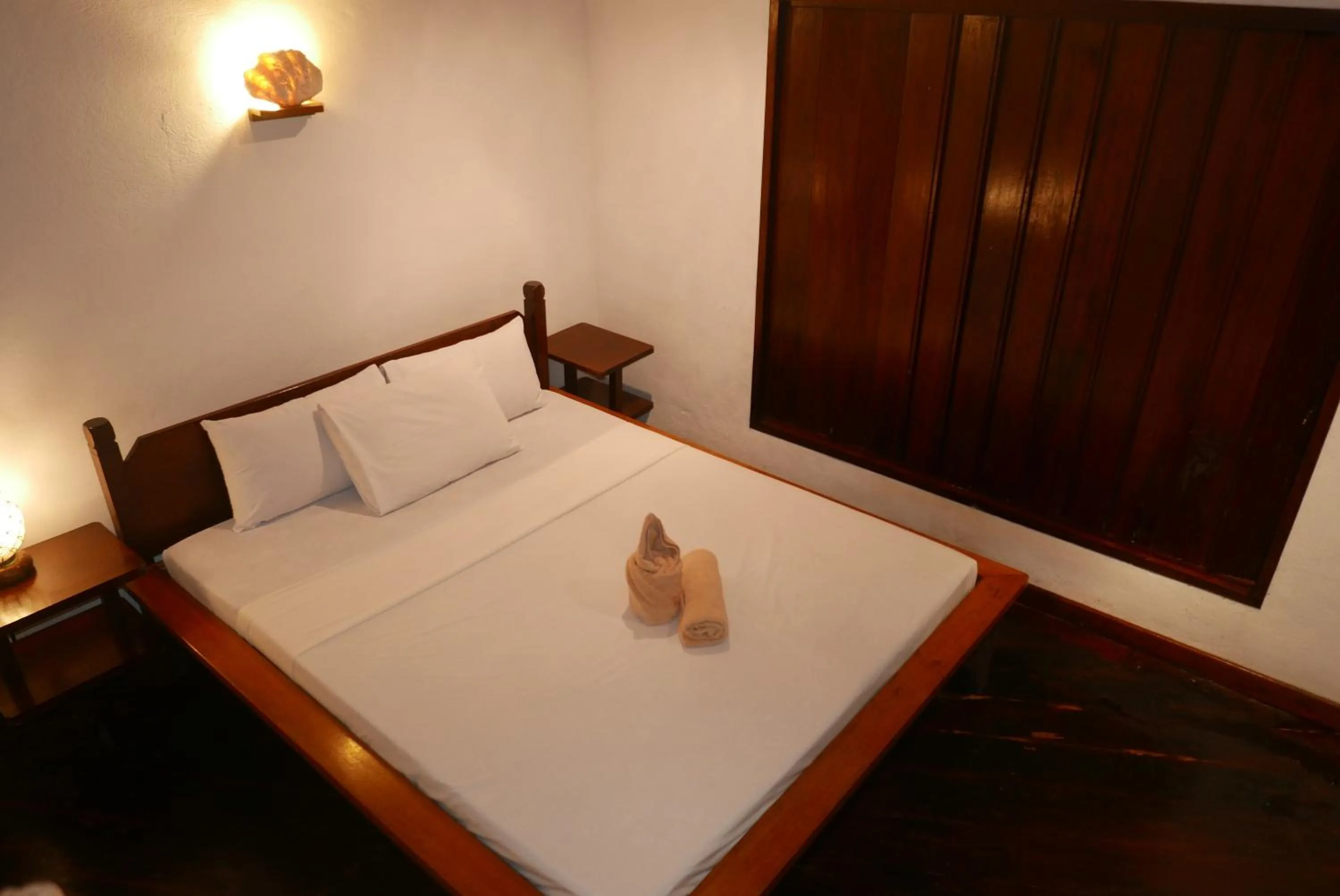 Bed in Dolarog Beach Resort