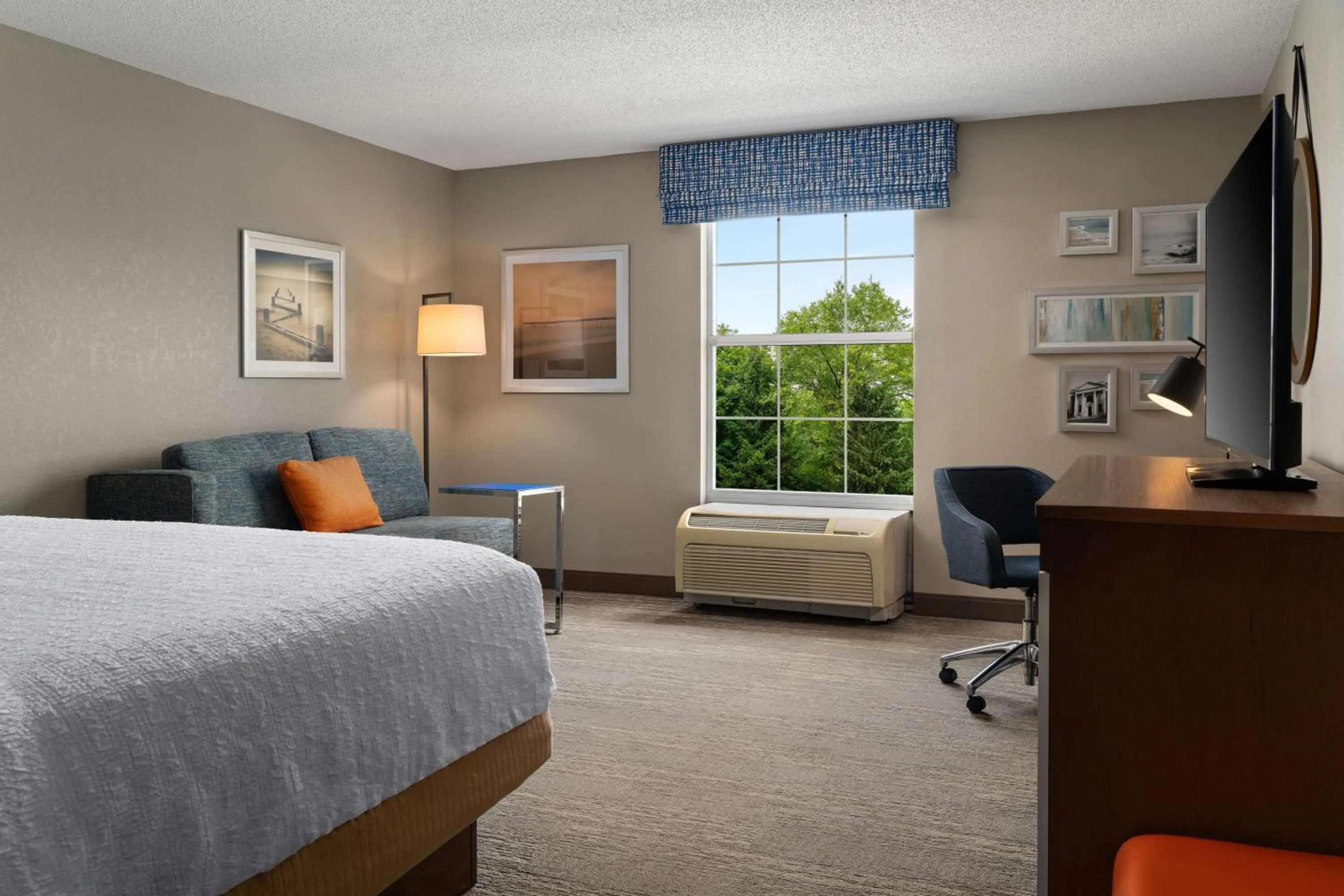 Living room, Bed in Hampton Inn South Kingstown - Newport Area