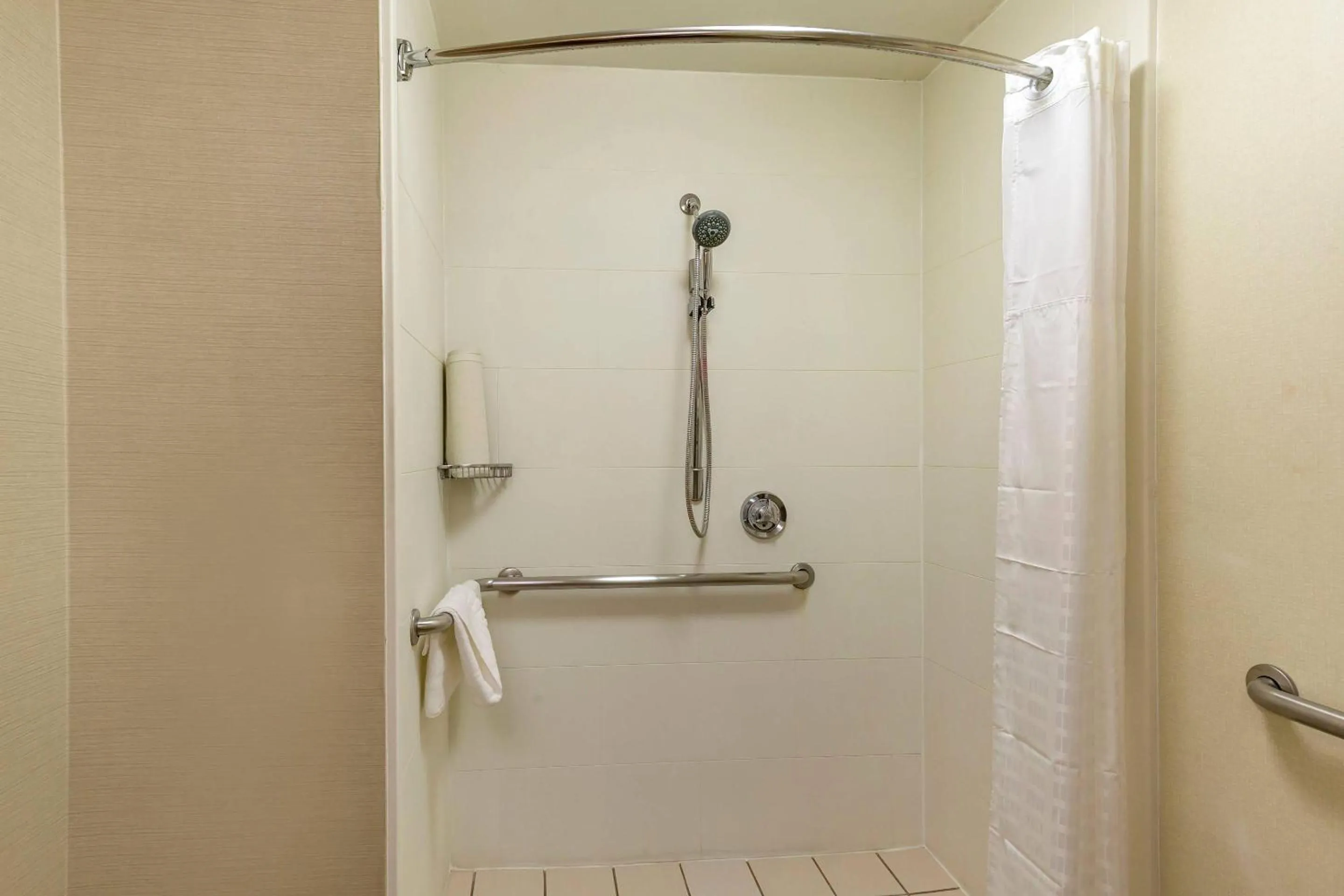 Bedroom in Comfort Suites Manassas Battlefield Park