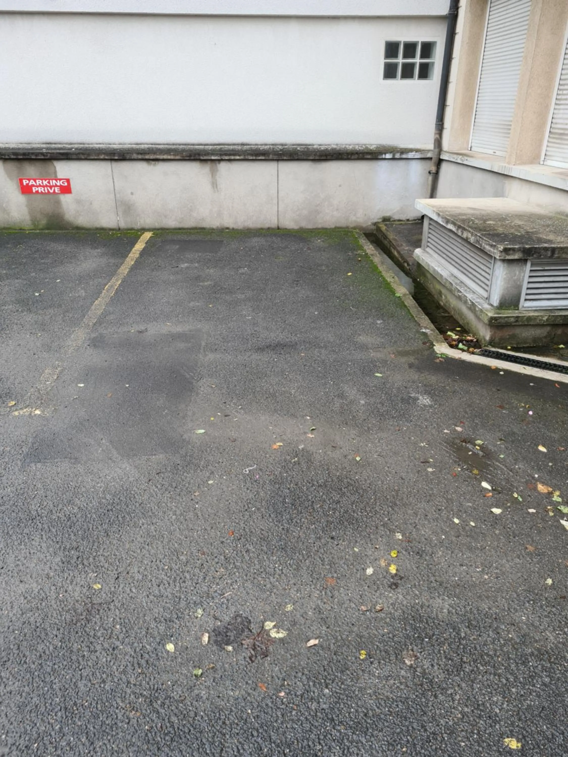 Parking in Le Marnois-Centre Ville