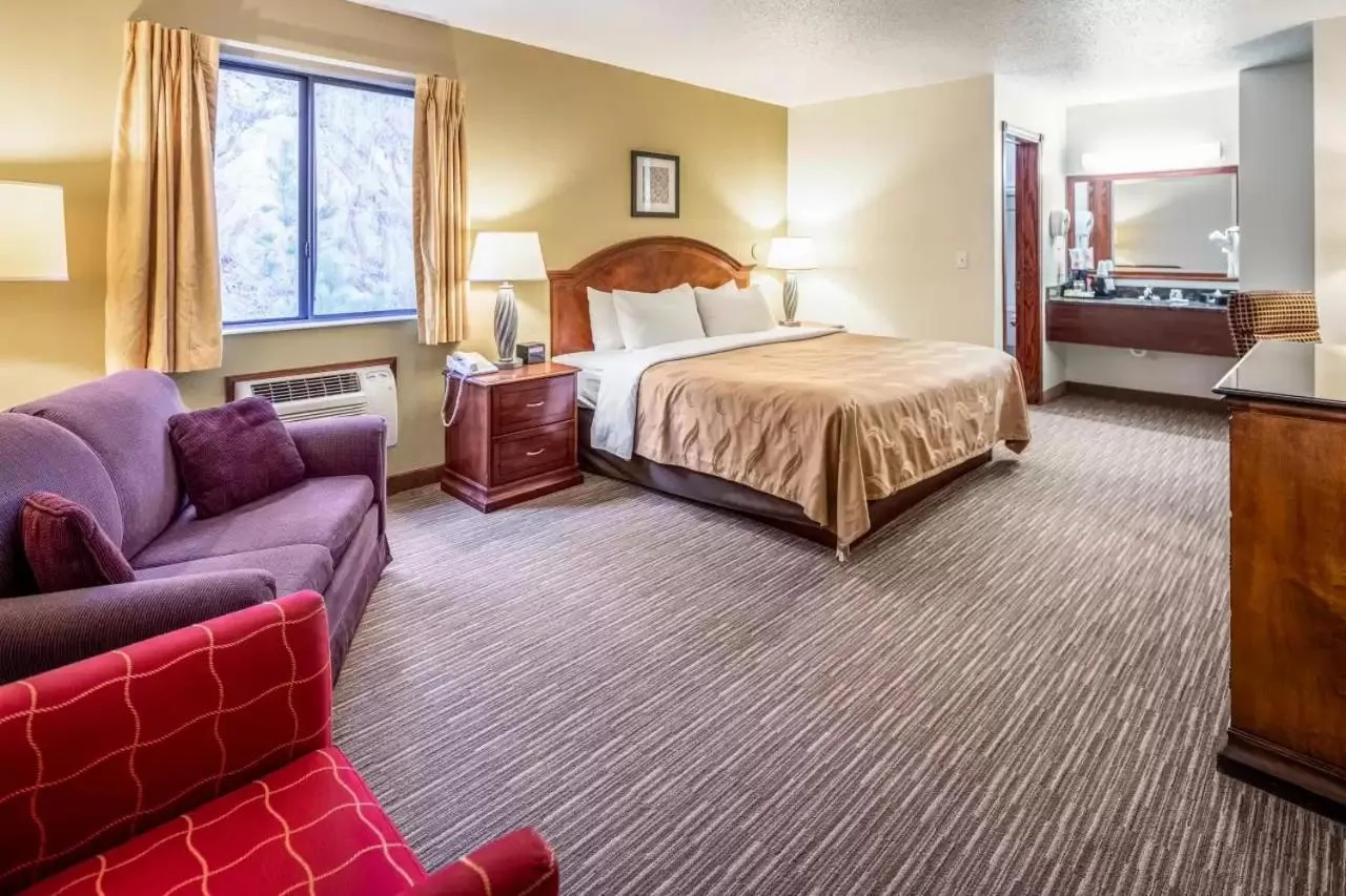 Bed in Quality Inn Keystone near Mount Rushmore