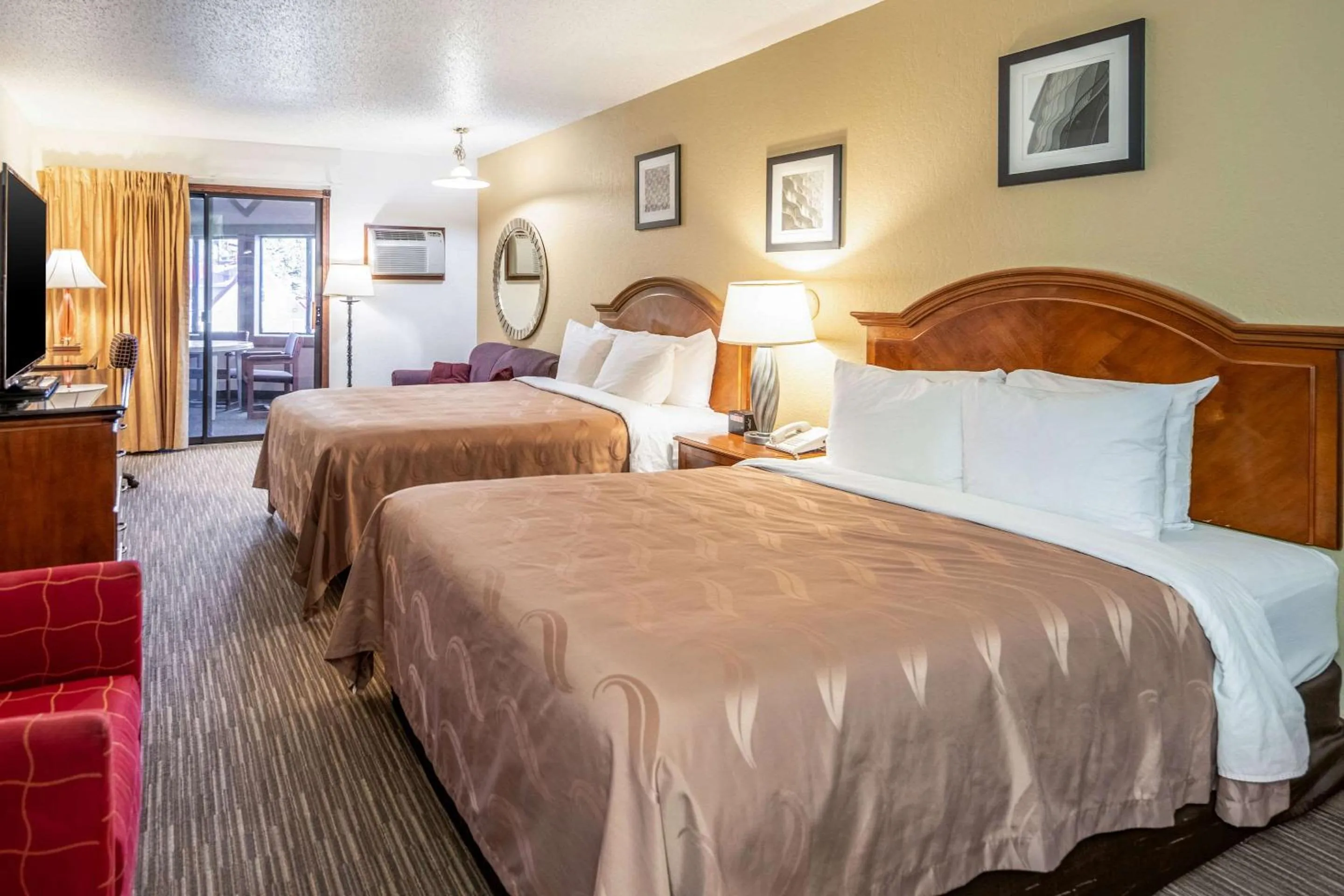 Photo of the whole room, Bed in Quality Inn Keystone near Mount Rushmore