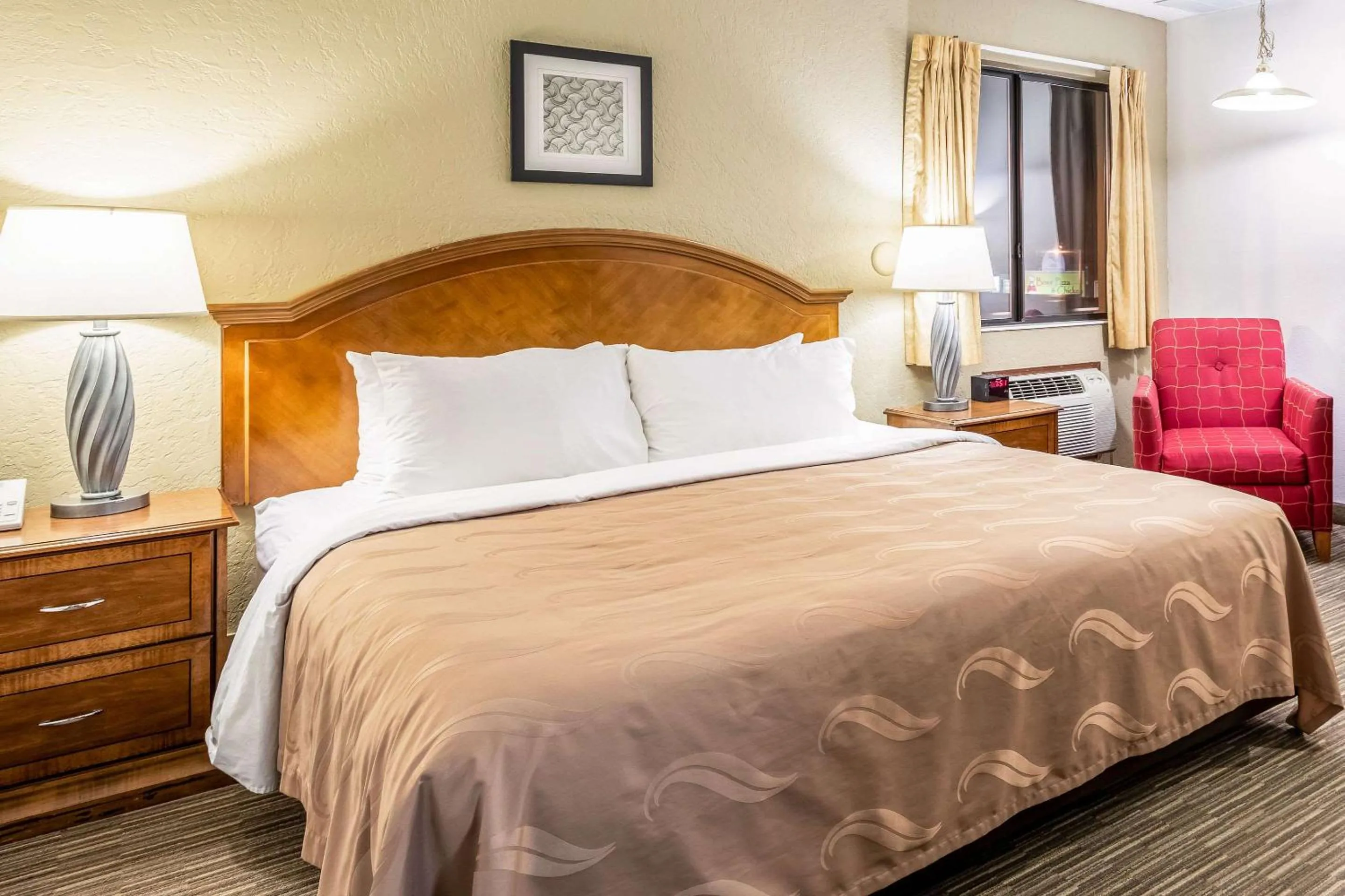 Photo of the whole room, Bed in Quality Inn Keystone near Mount Rushmore