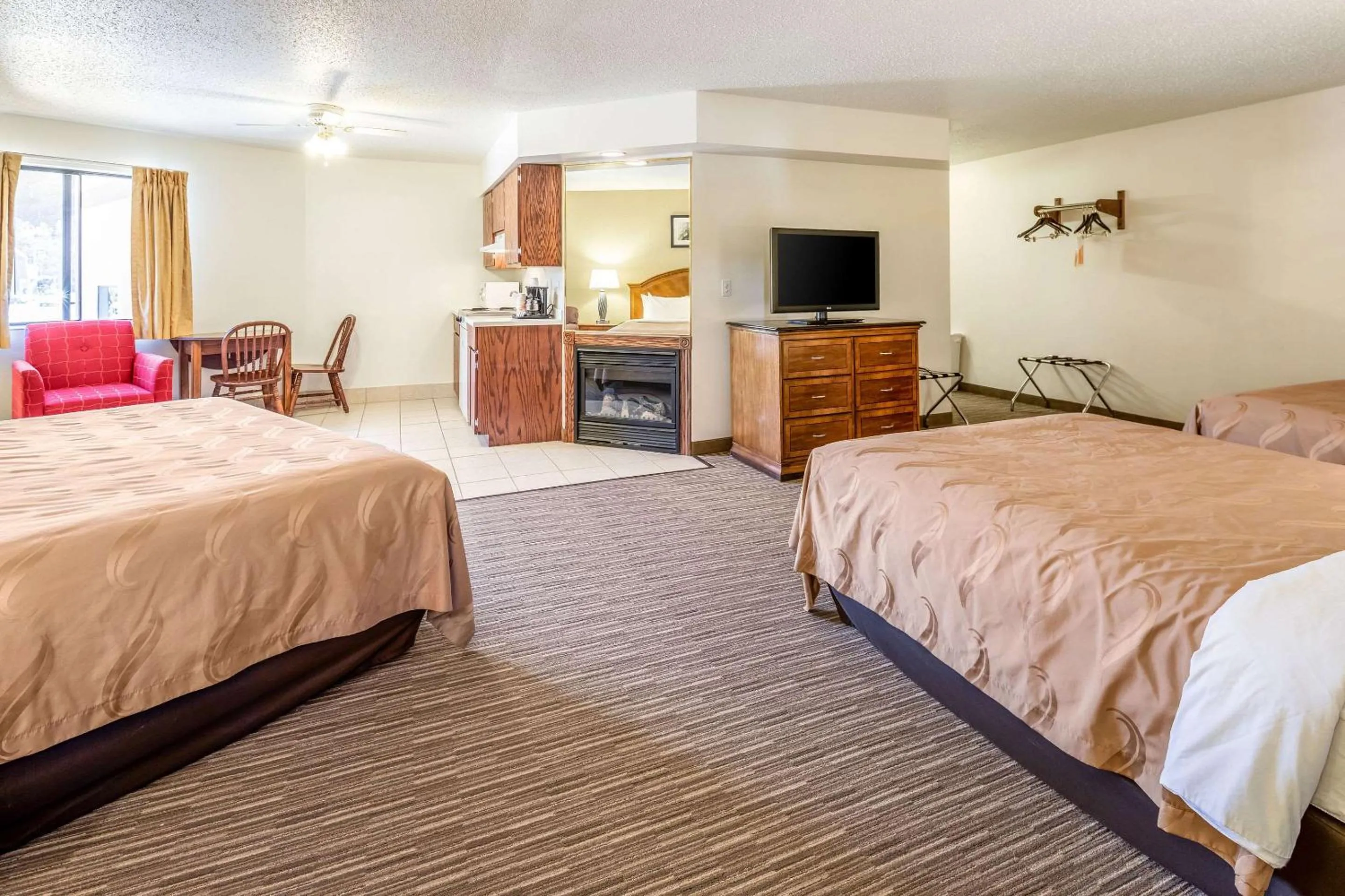 Photo of the whole room, Bed in Quality Inn Keystone near Mount Rushmore