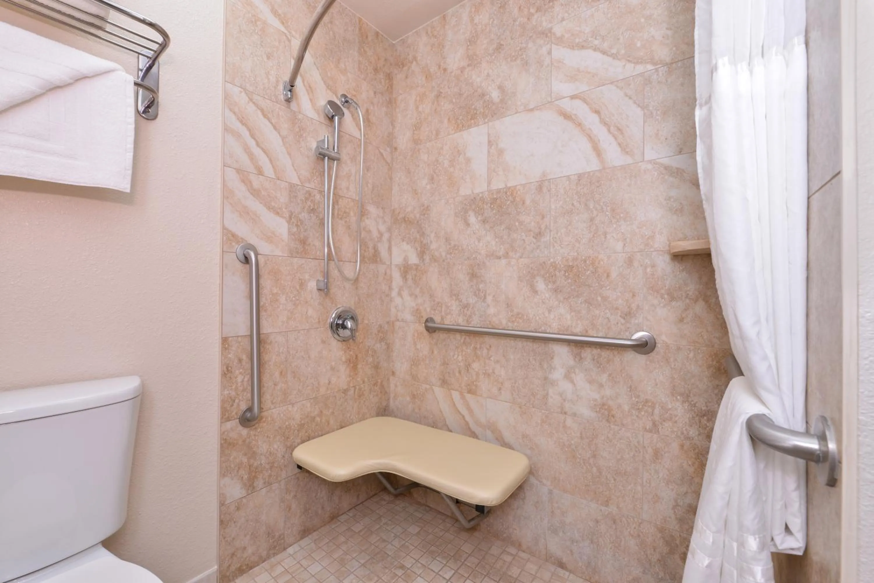 La Fuente Inn & Suites