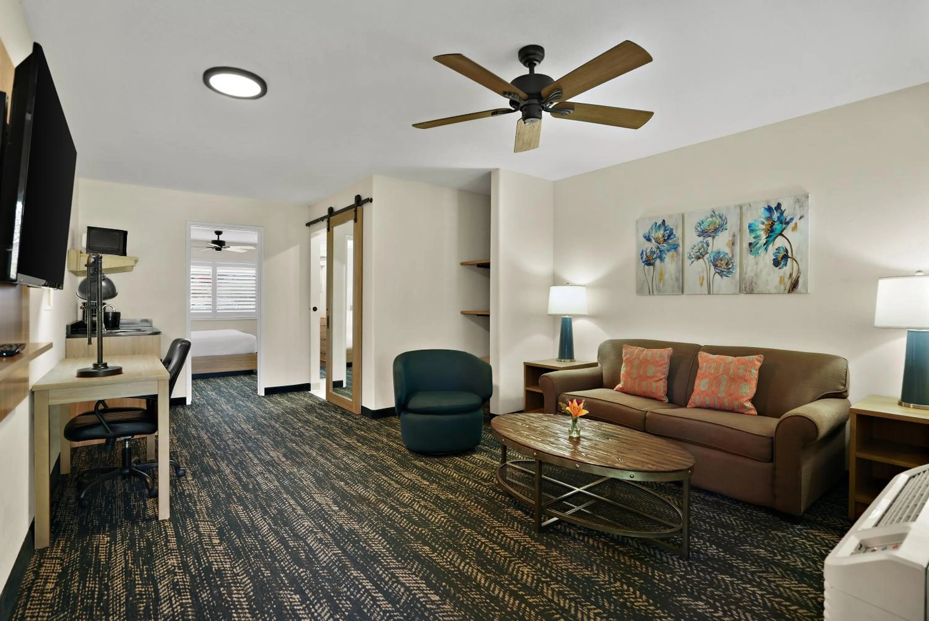 Living room in La Fuente Inn & Suites