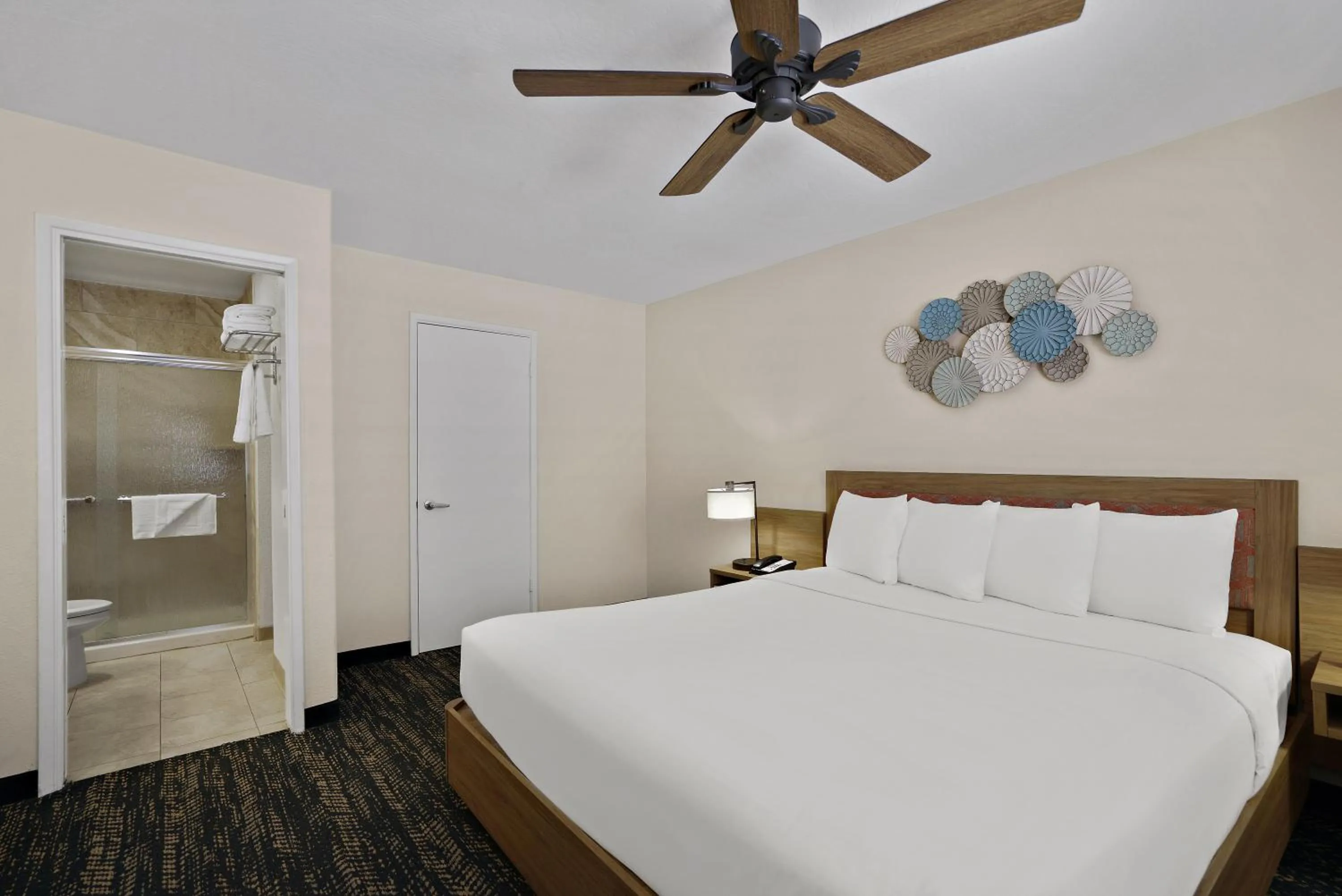 Bed in La Fuente Inn & Suites