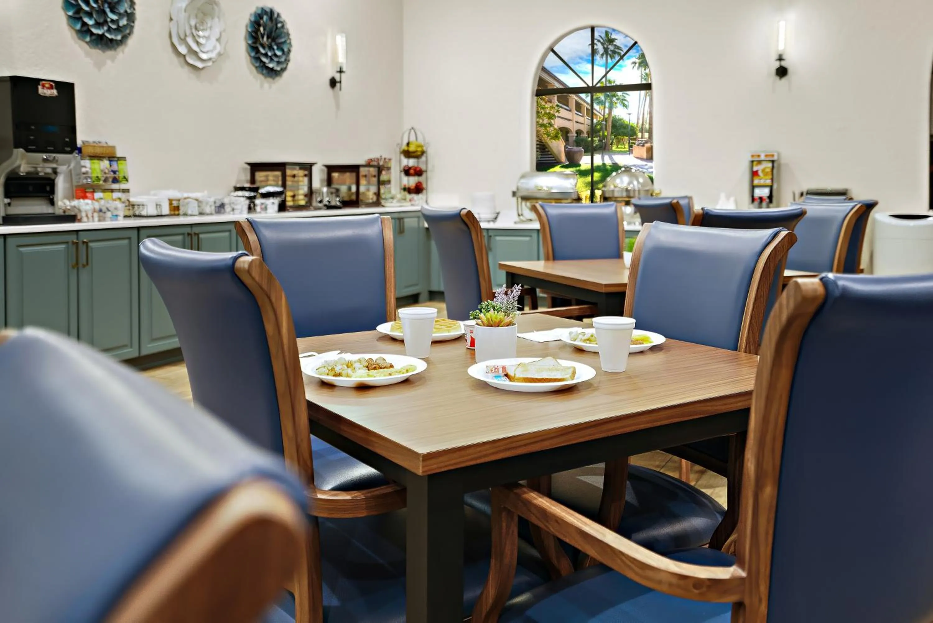 Restaurant/places to eat in La Fuente Inn & Suites