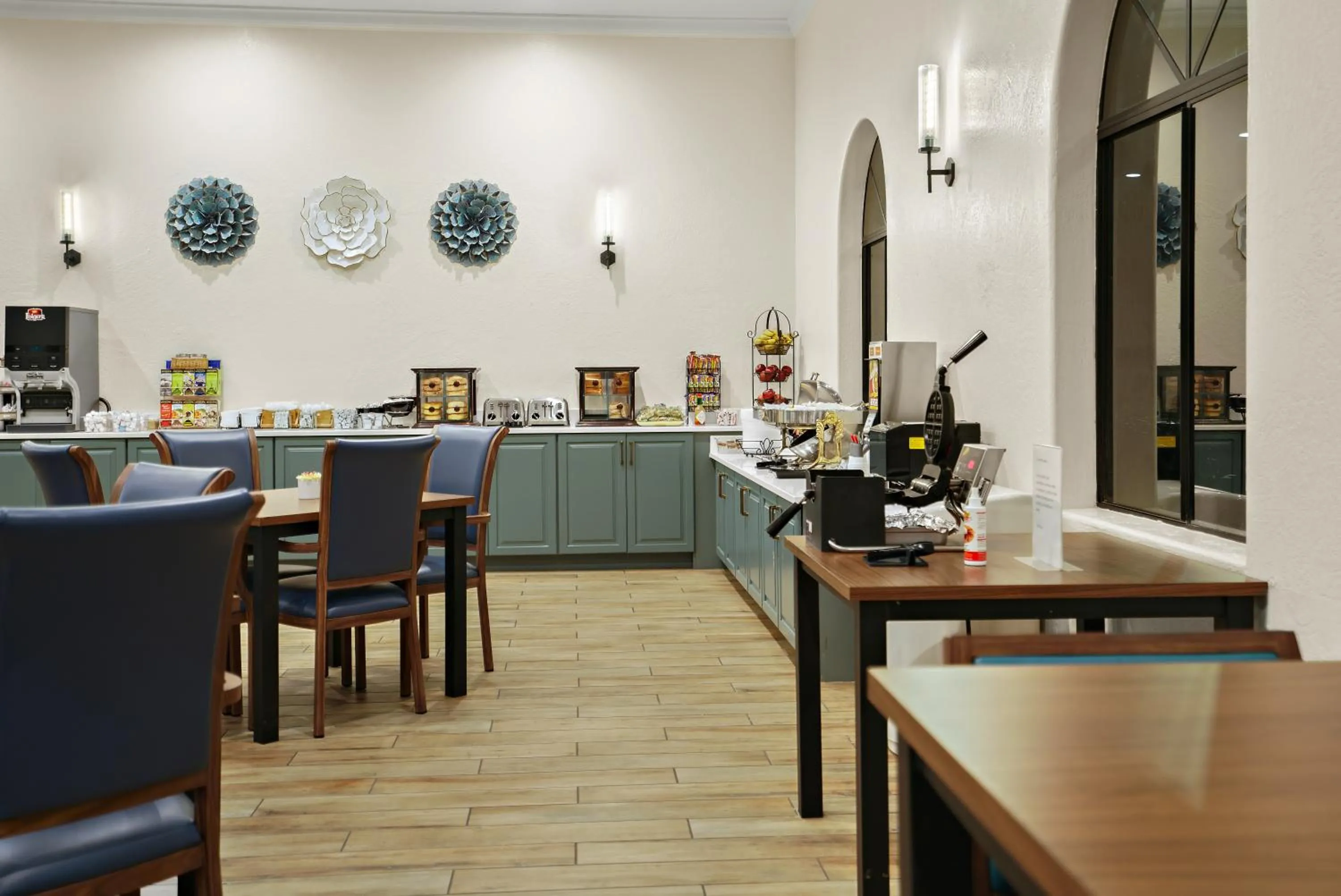 Restaurant/places to eat in La Fuente Inn & Suites