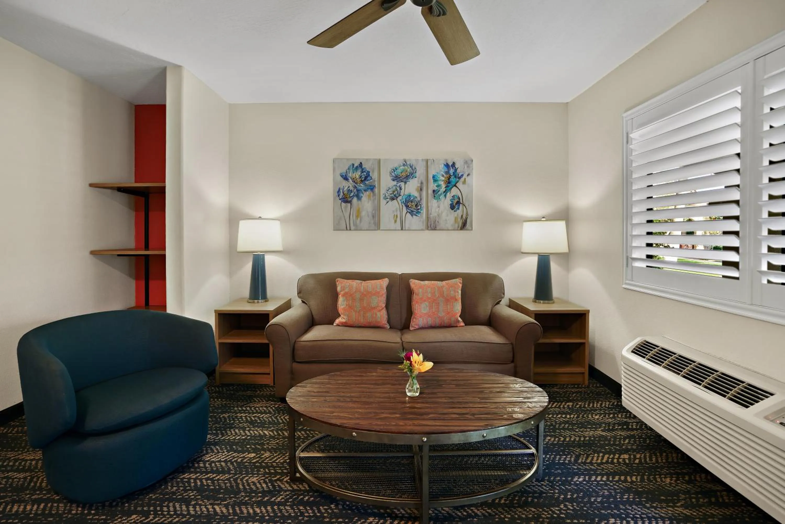 Living room in La Fuente Inn & Suites