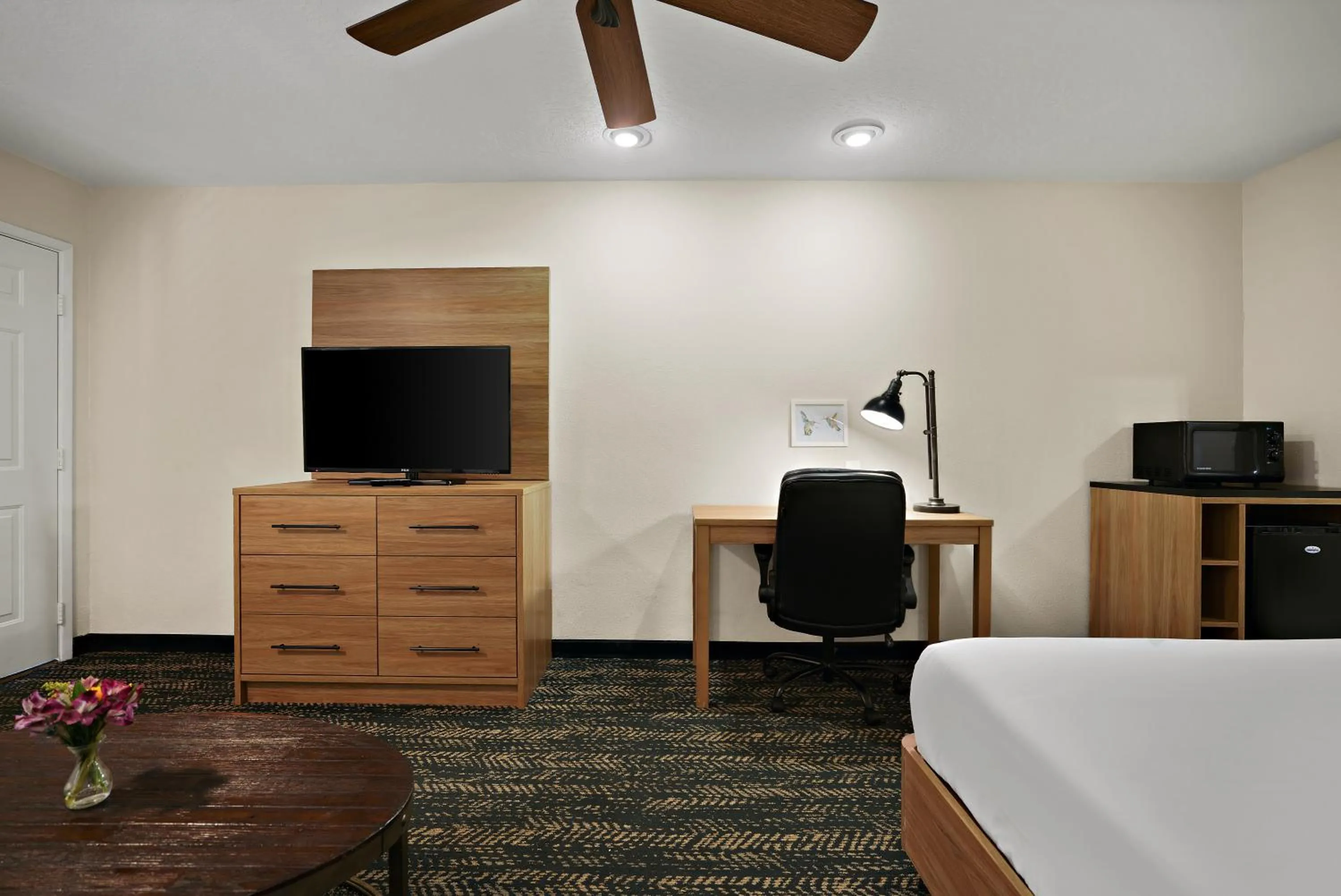 Bed in La Fuente Inn & Suites