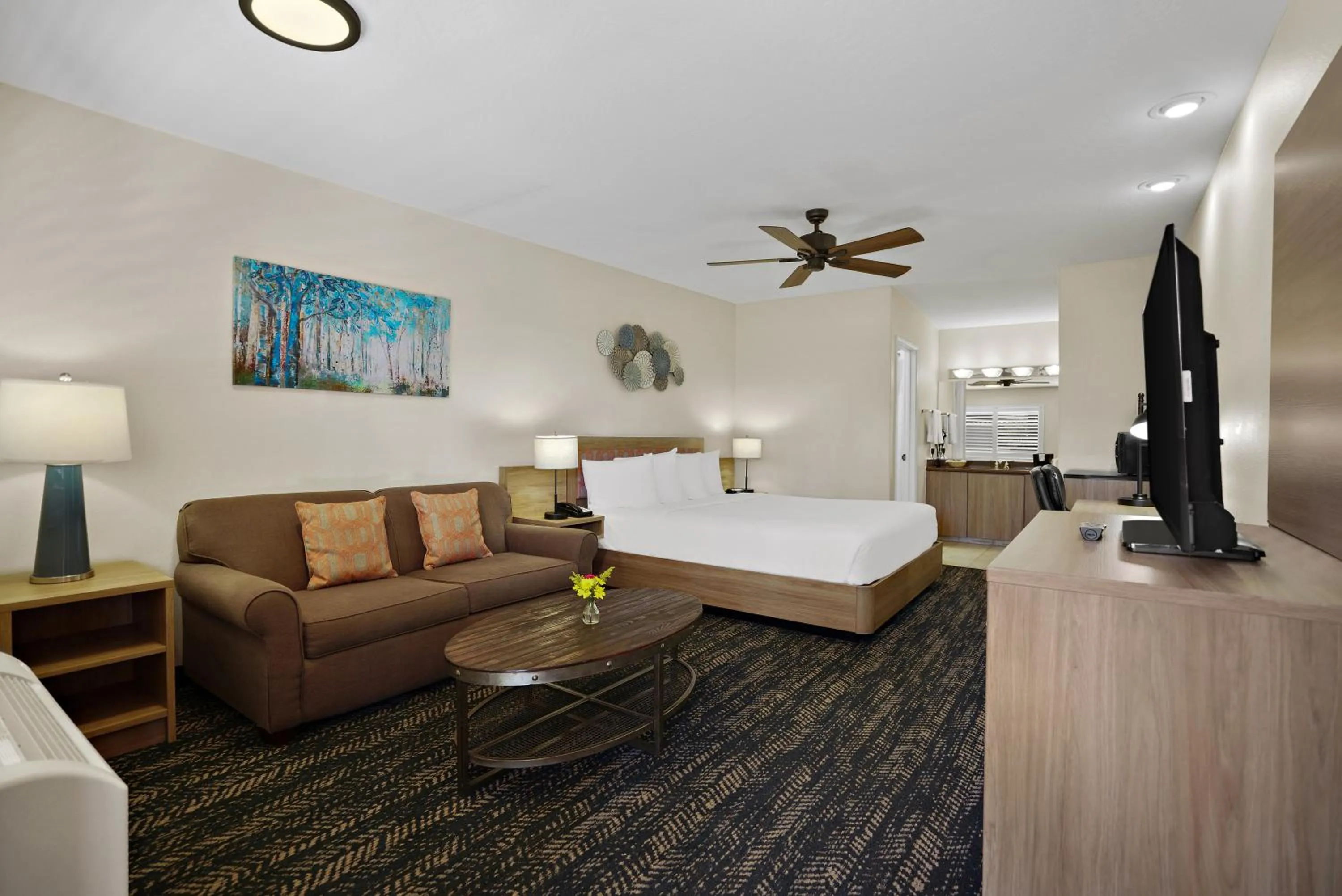 Photo of the whole room, Bed in La Fuente Inn & Suites