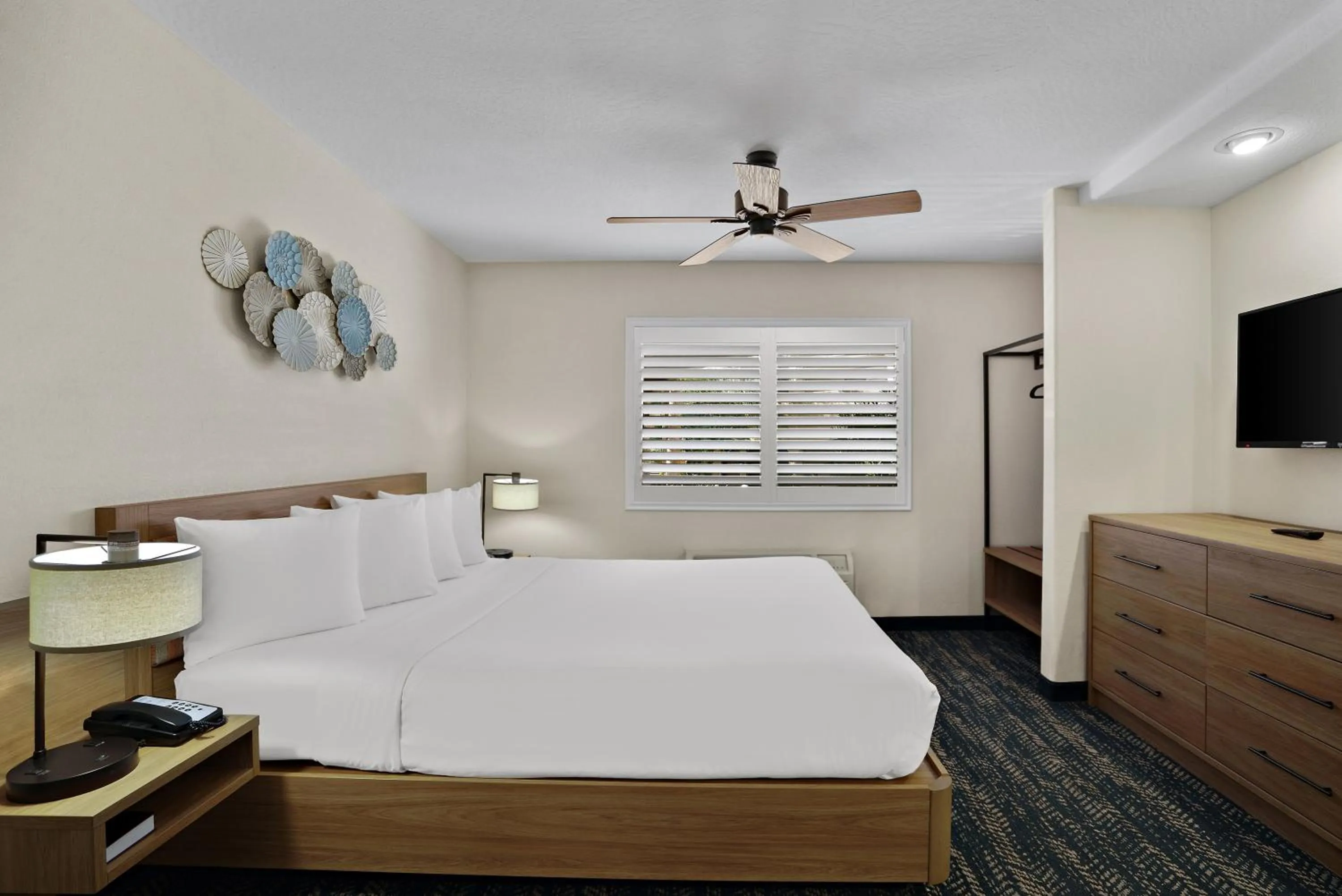 Bed in La Fuente Inn & Suites