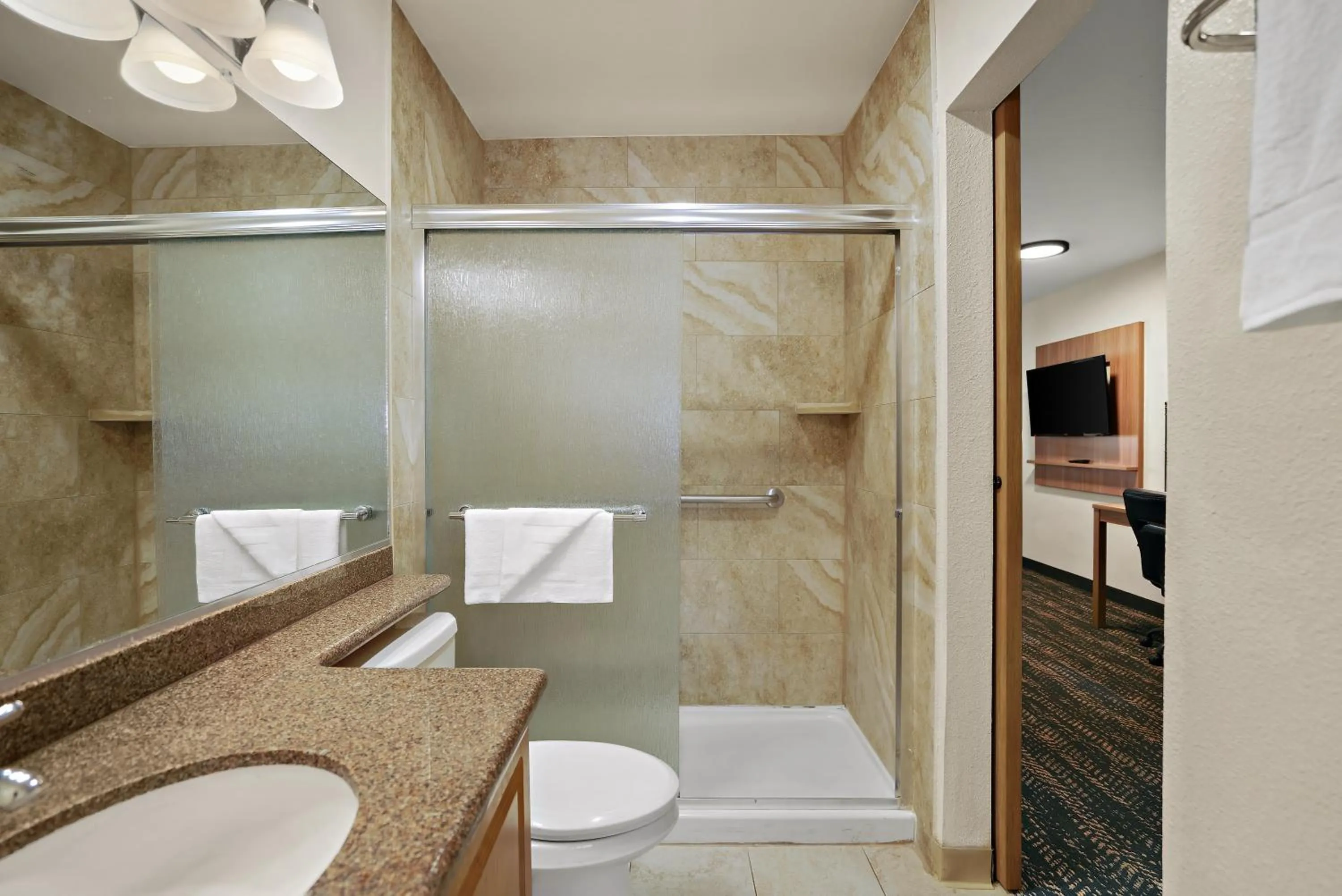 Shower in La Fuente Inn & Suites