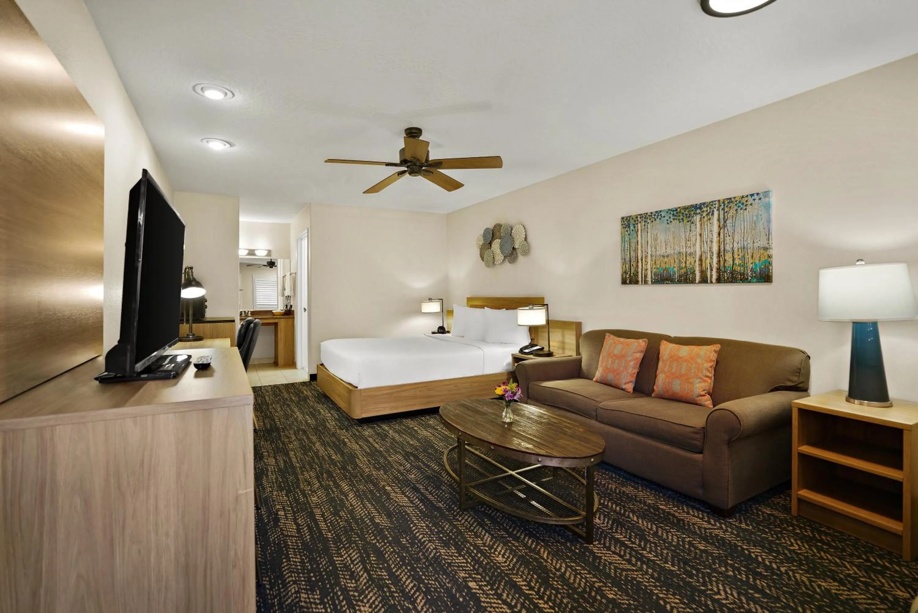 Living room in La Fuente Inn & Suites