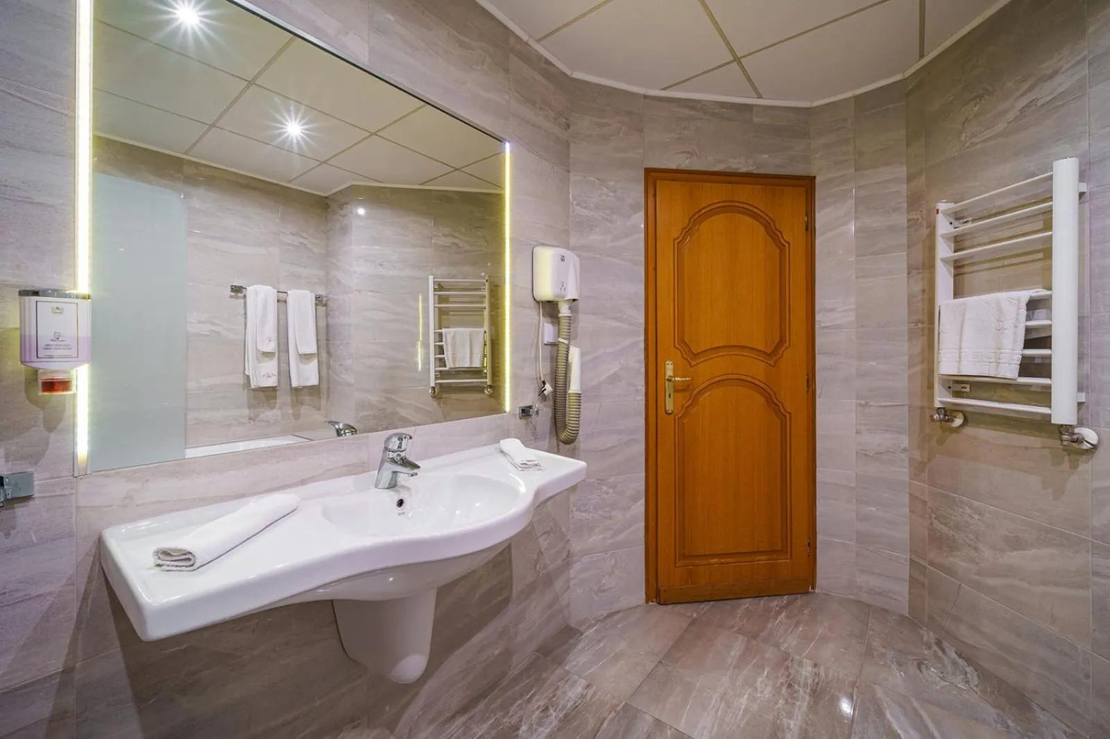 Shower in Hotel Avion - Self check in