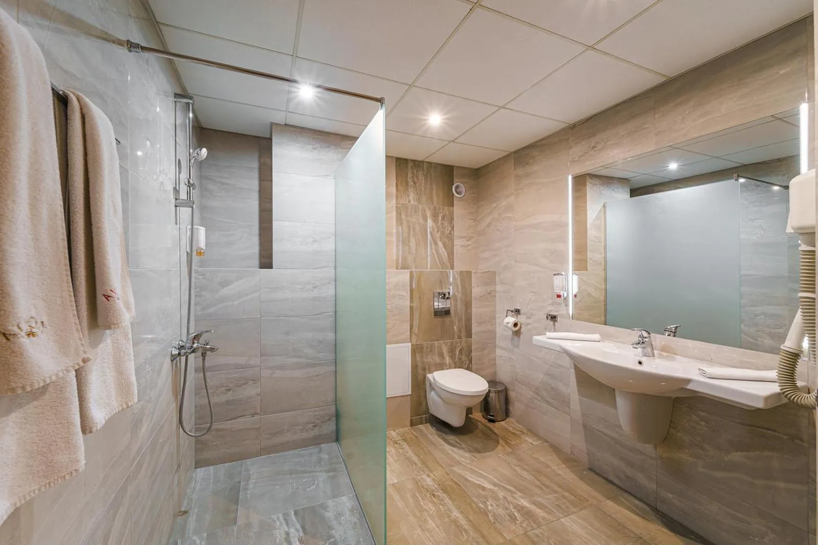 Shower in Hotel Avion - Self check in