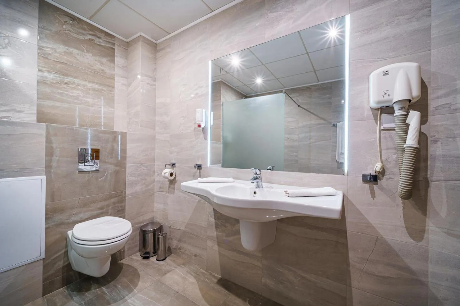 Shower in Hotel Avion - Self check in