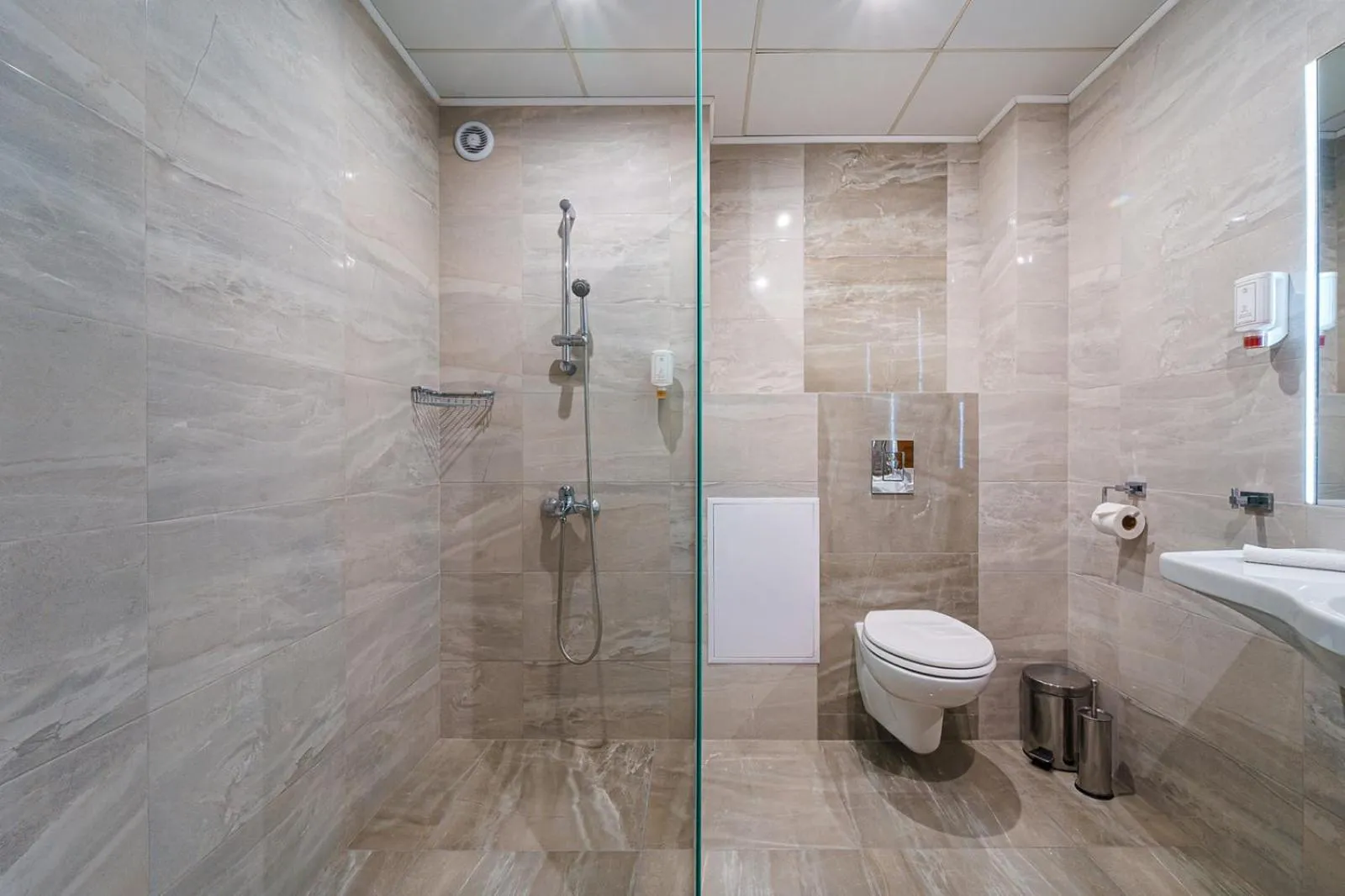 Shower in Hotel Avion - Self check in