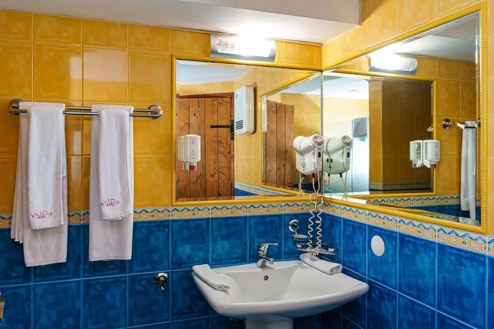 Shower in Hotel Avion - Self check in