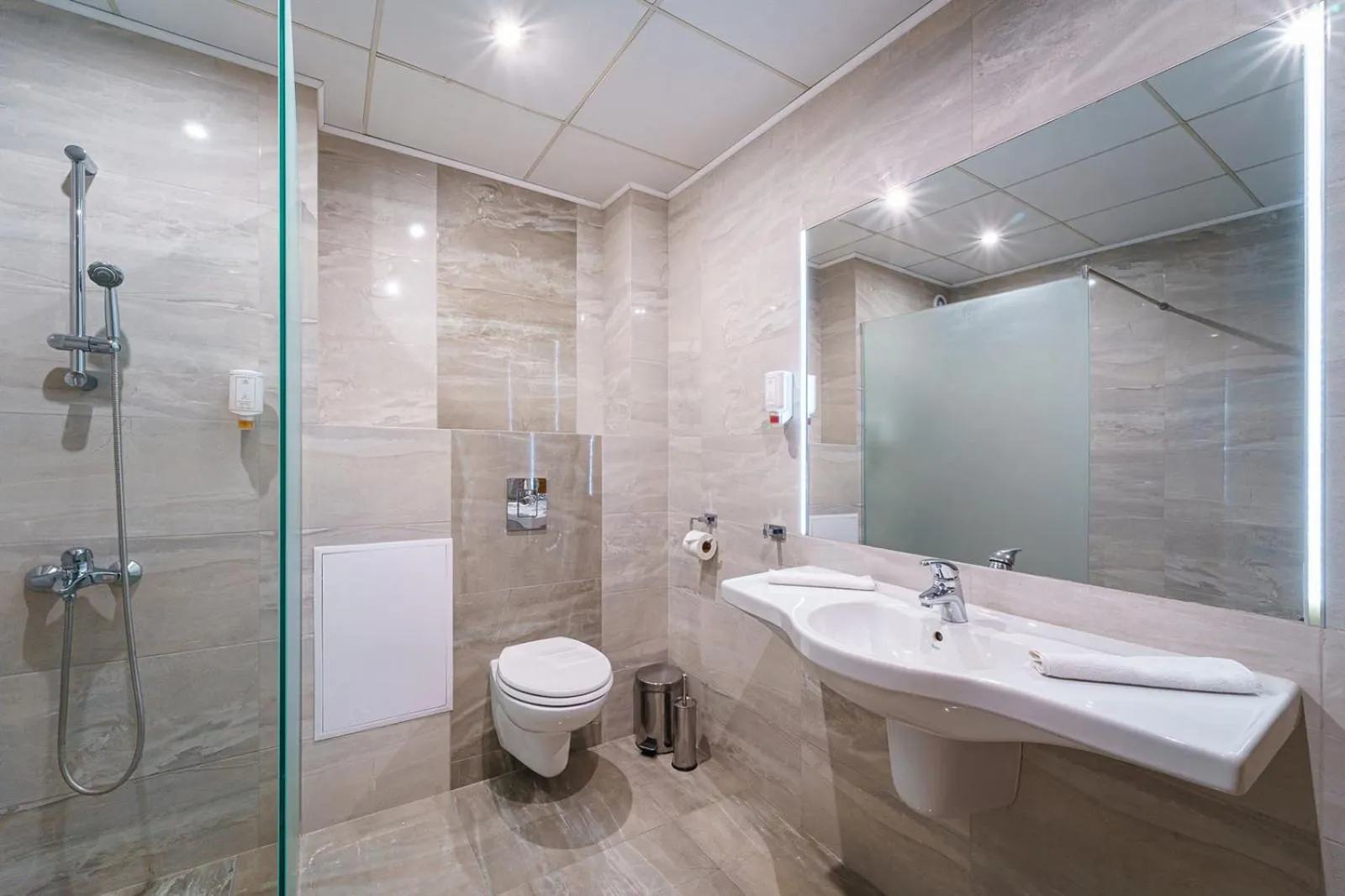 Shower in Hotel Avion - Self check in