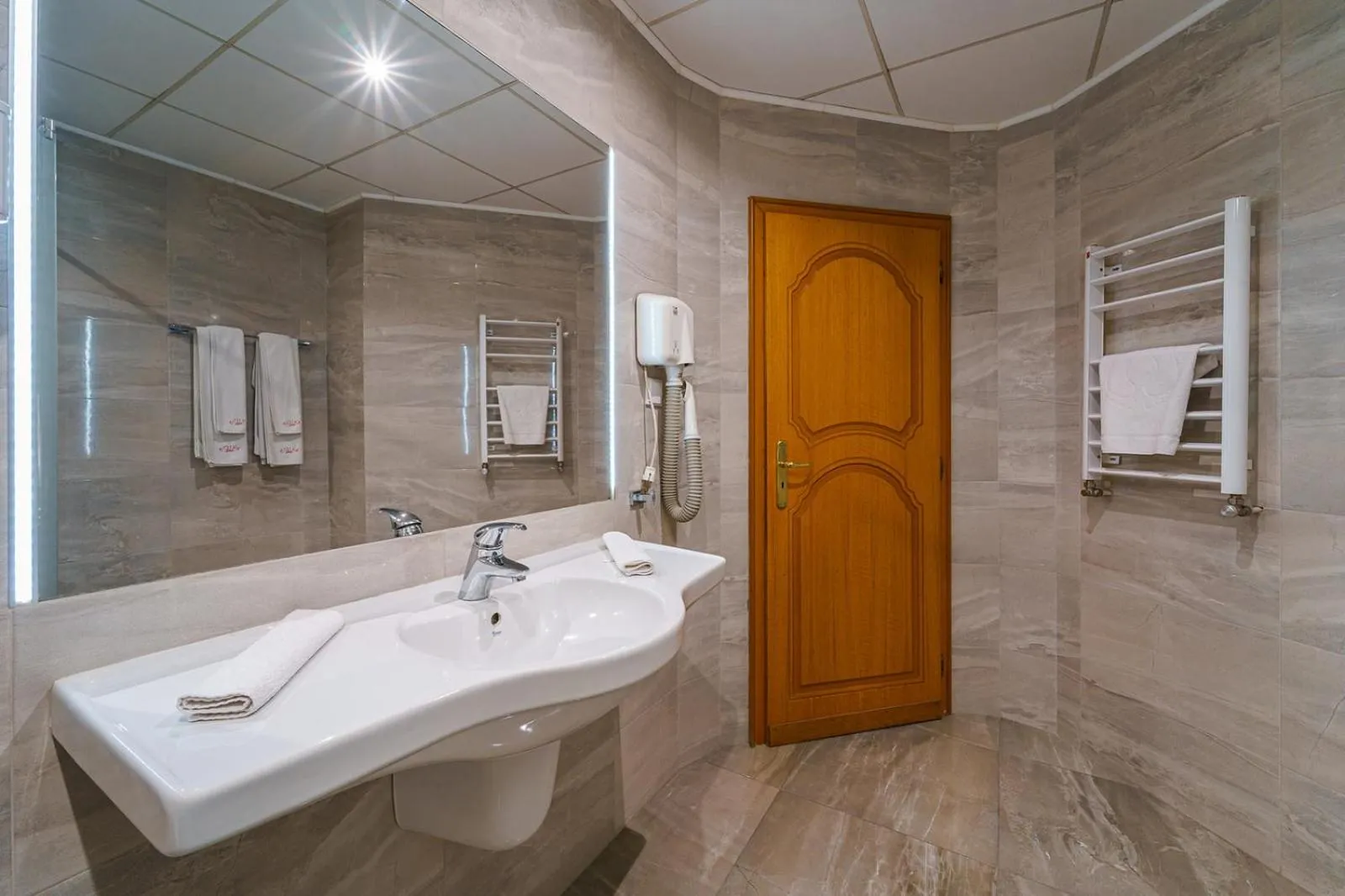 Shower in Hotel Avion - Self check in