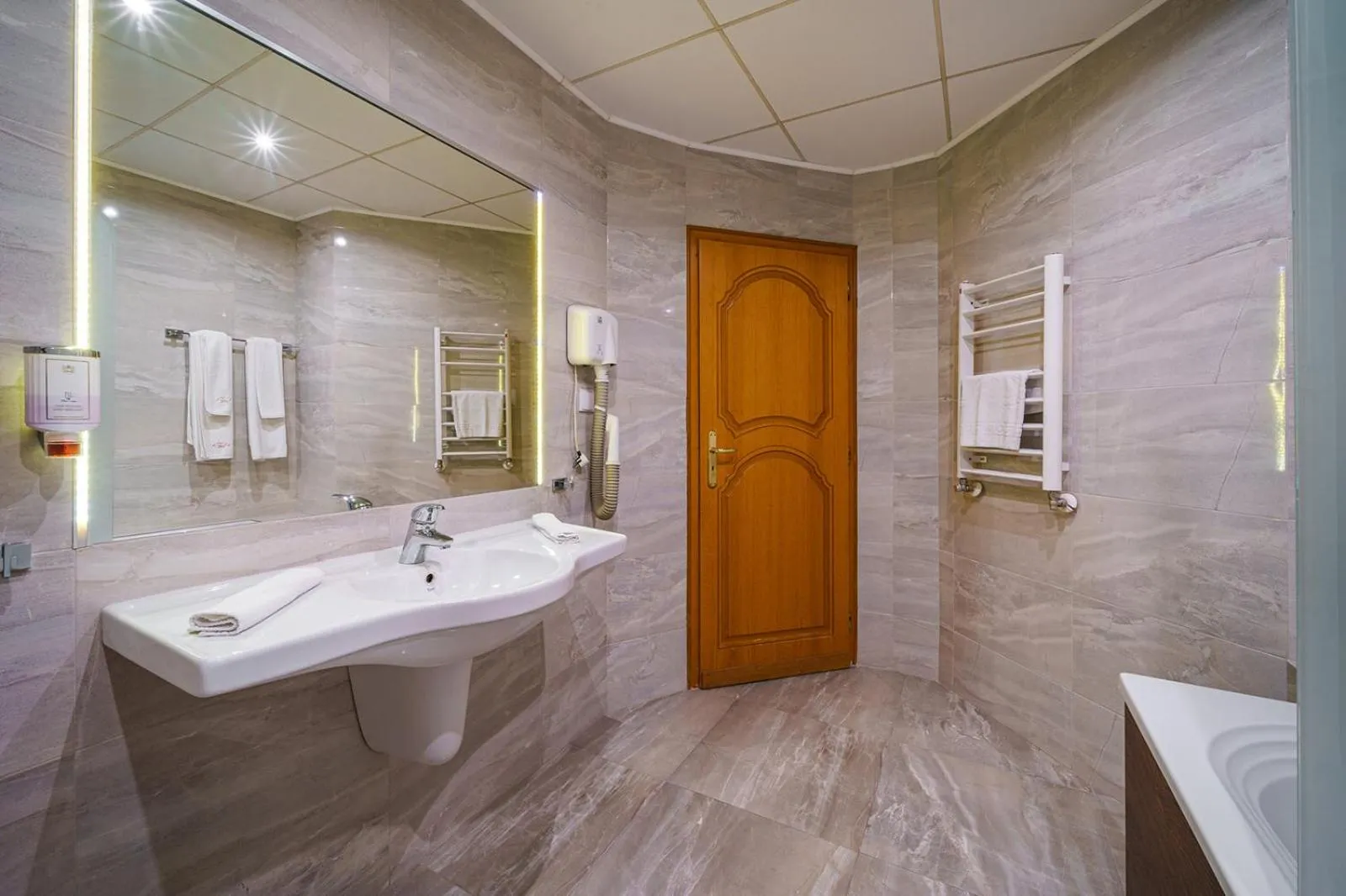 Toilet in Hotel Avion - Self check in