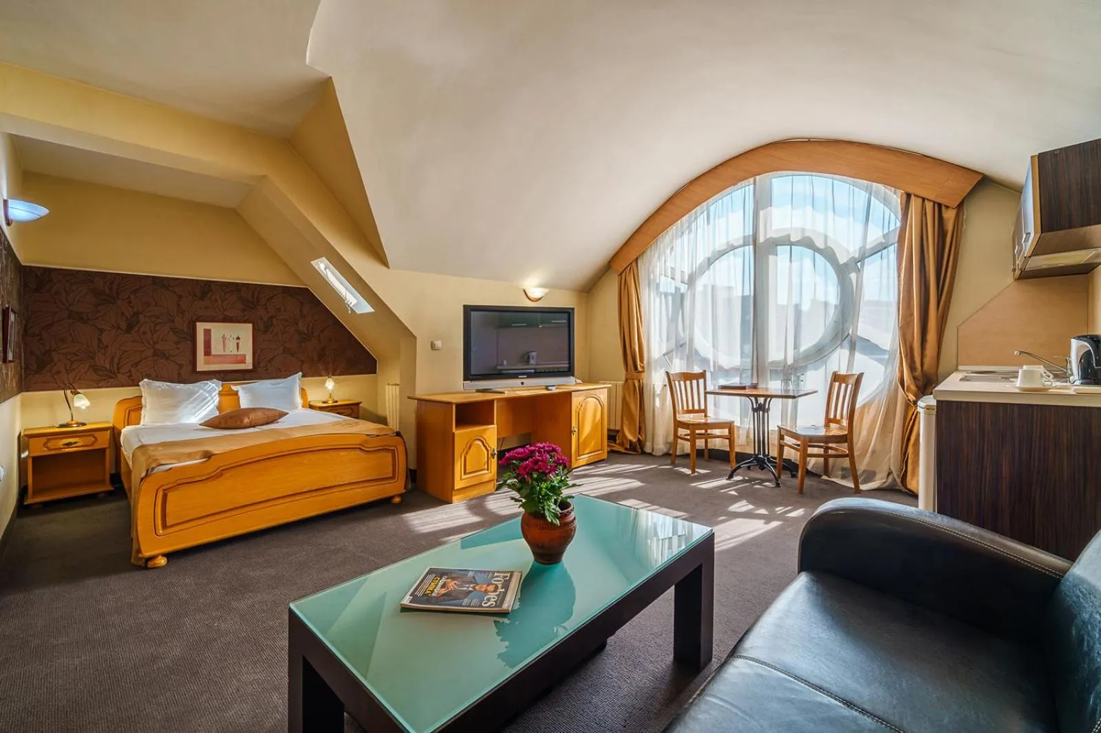 TV and multimedia, Bed in Hotel Avion - Self check in