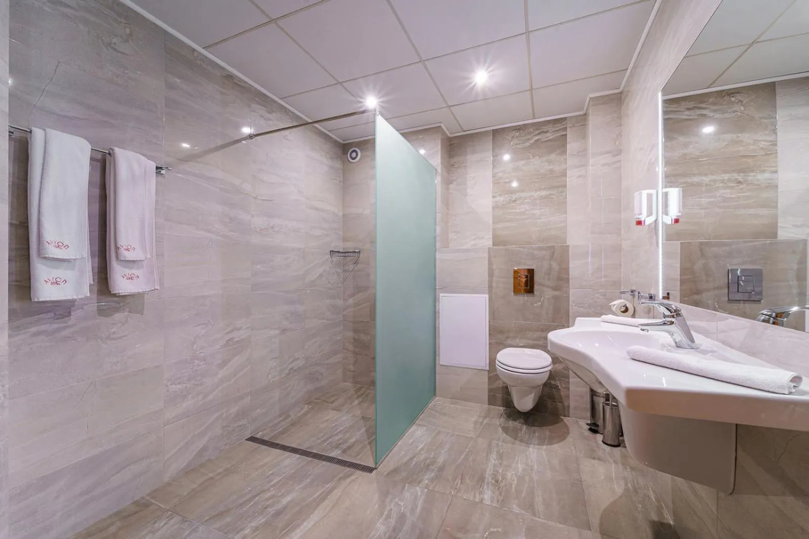 Shower in Hotel Avion - Self check in