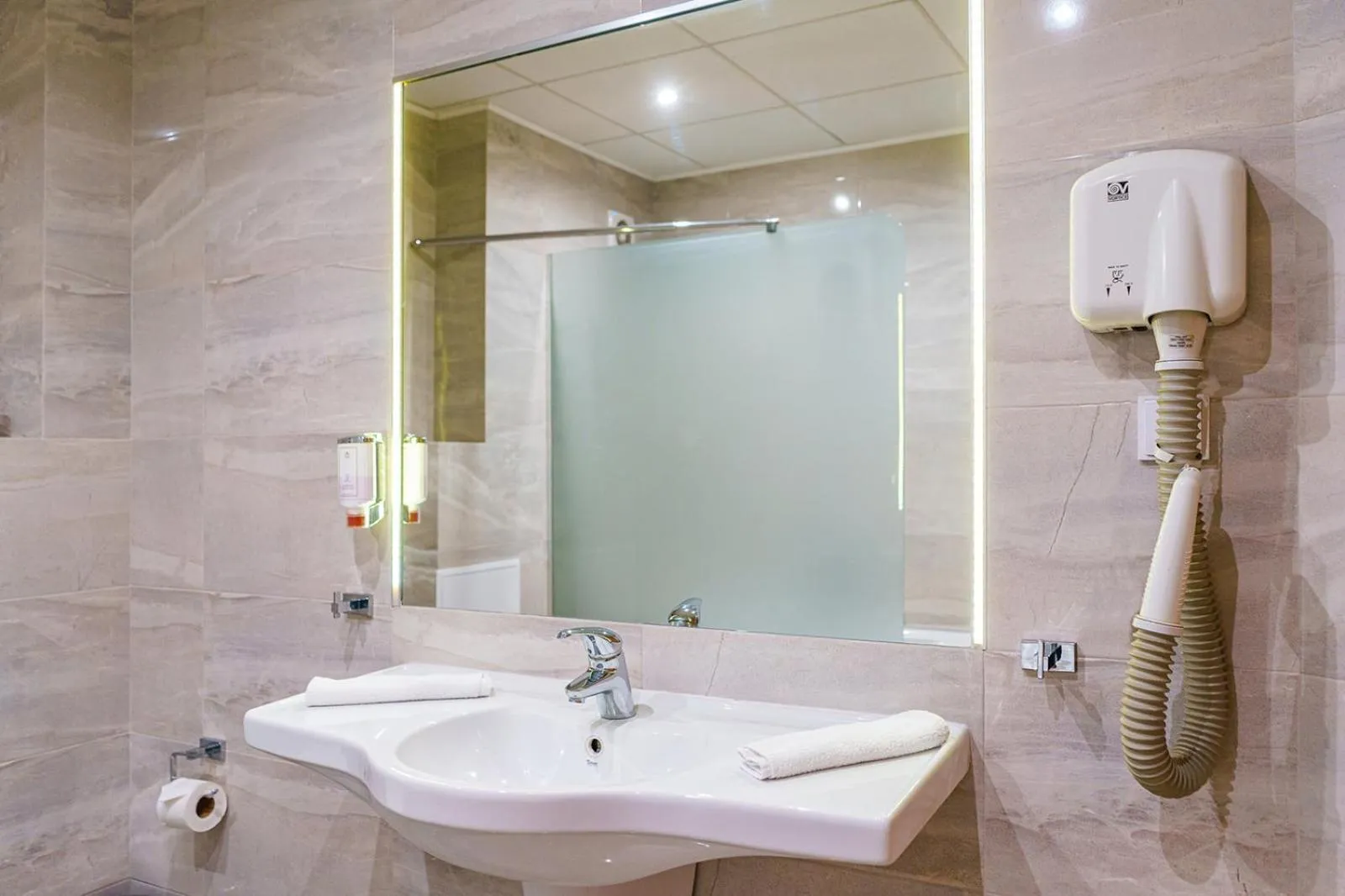 Bathroom in Hotel Avion - Self check in