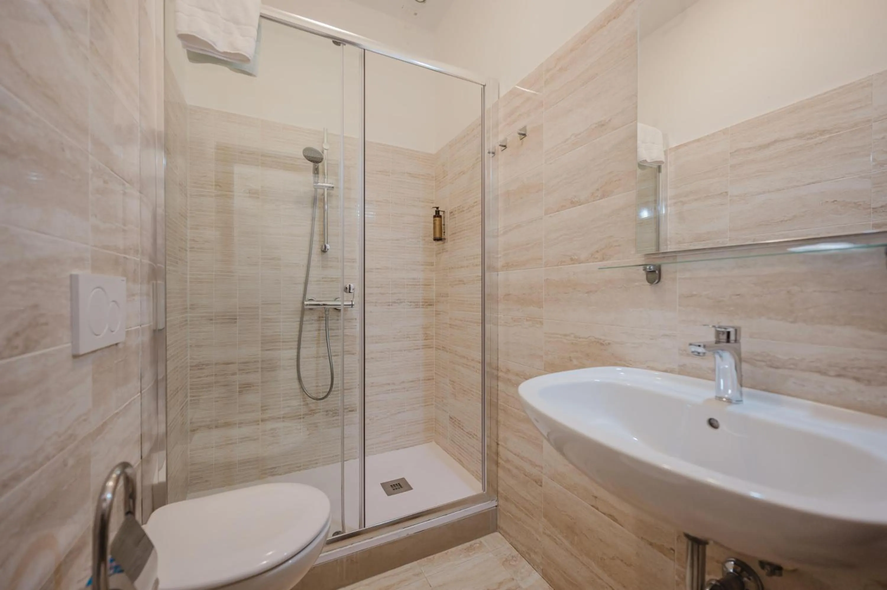 Bathroom in Rialto Suite 707