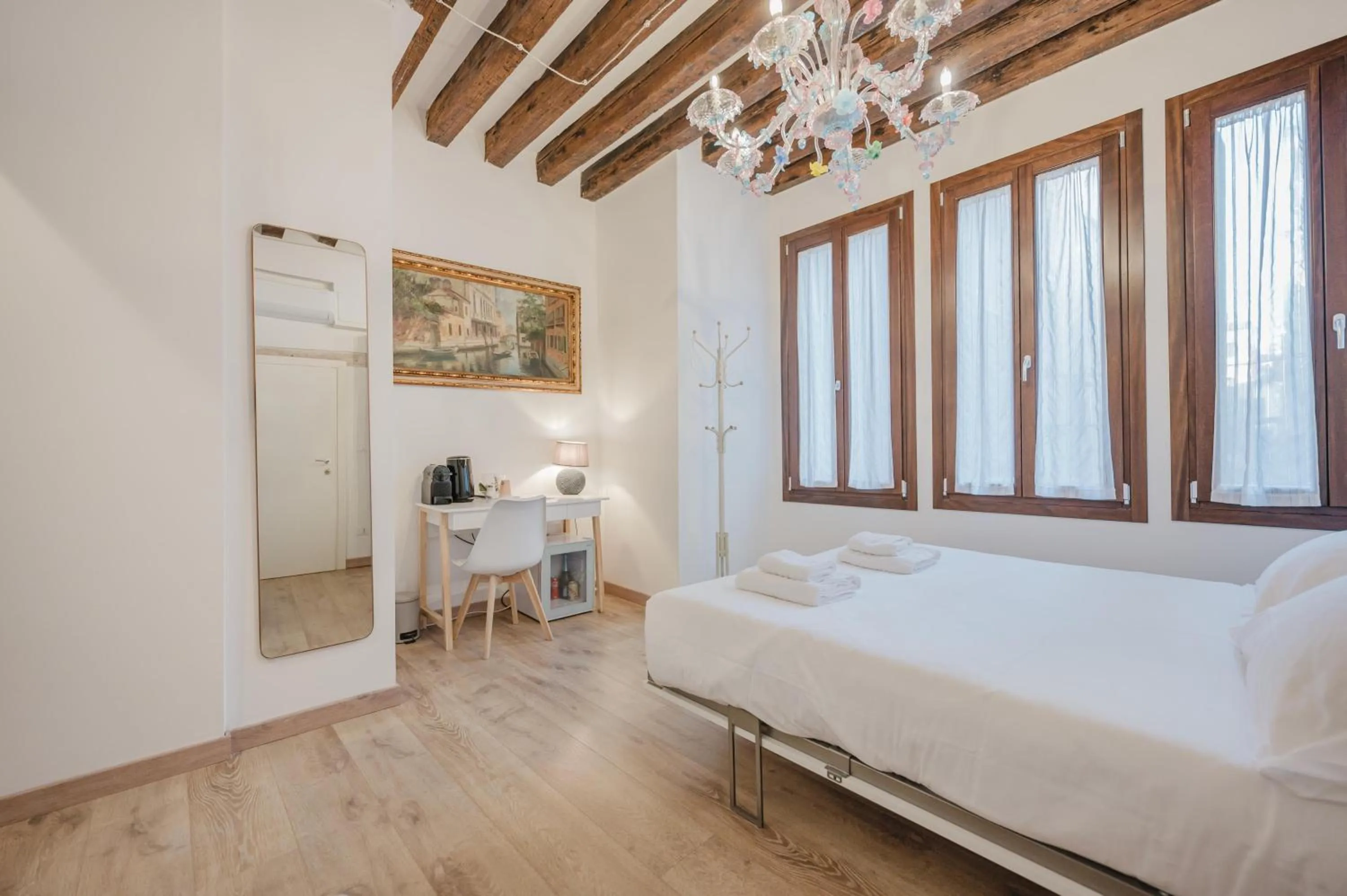 Bedroom, Bed in Rialto Suite 707