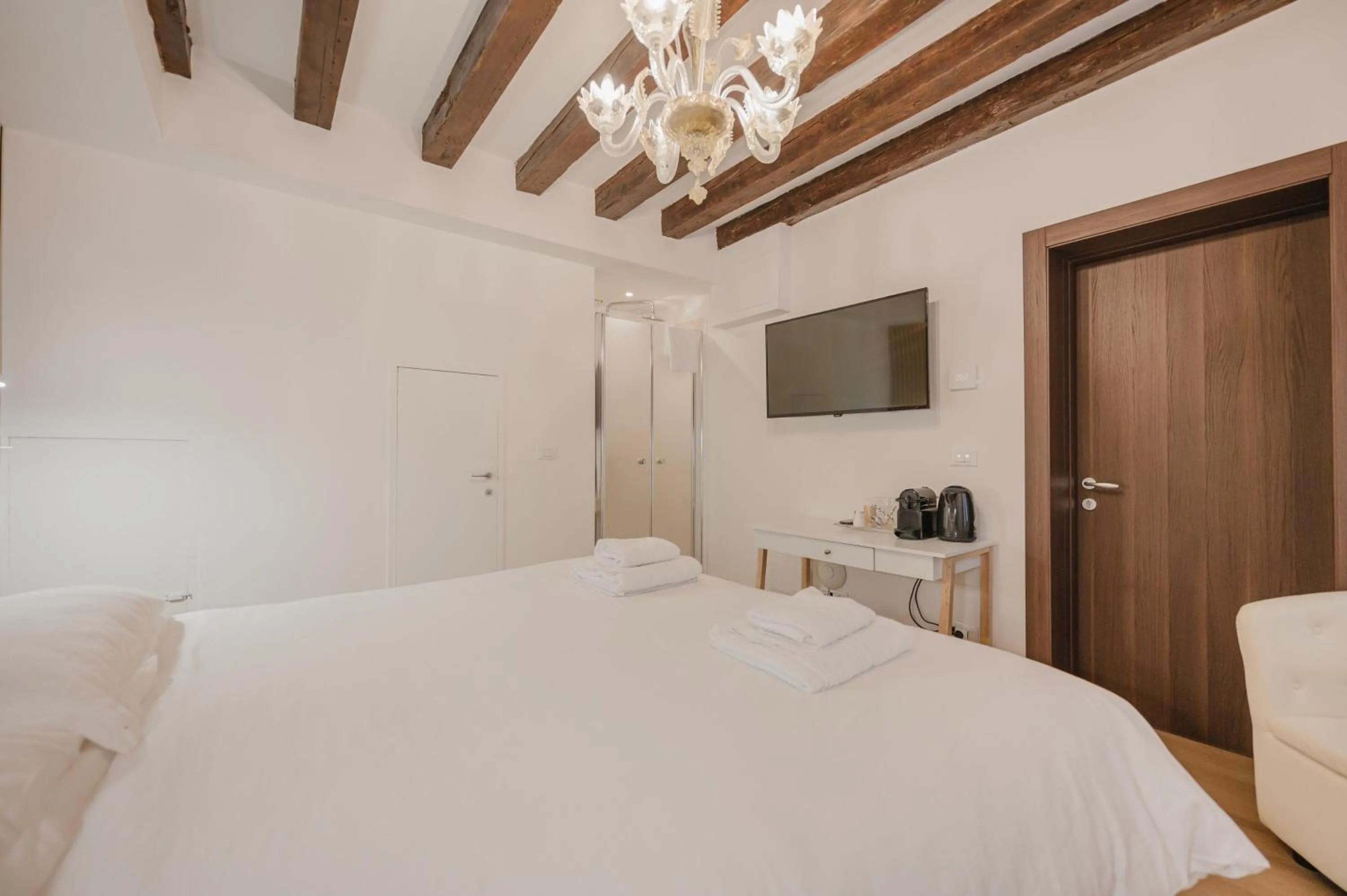 Bedroom, Bed in Rialto Suite 707