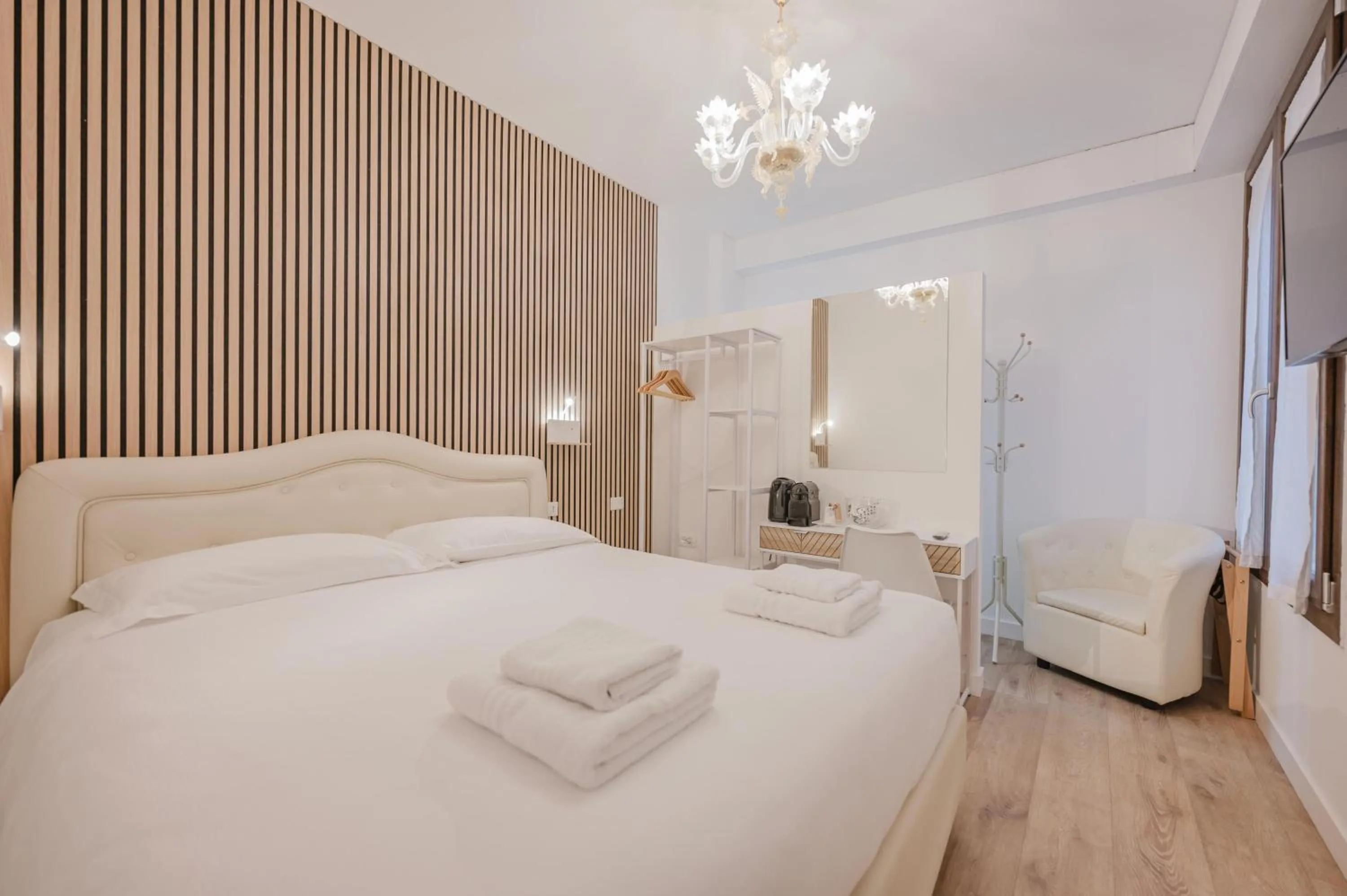 Bedroom, Bed in Rialto Suite 707