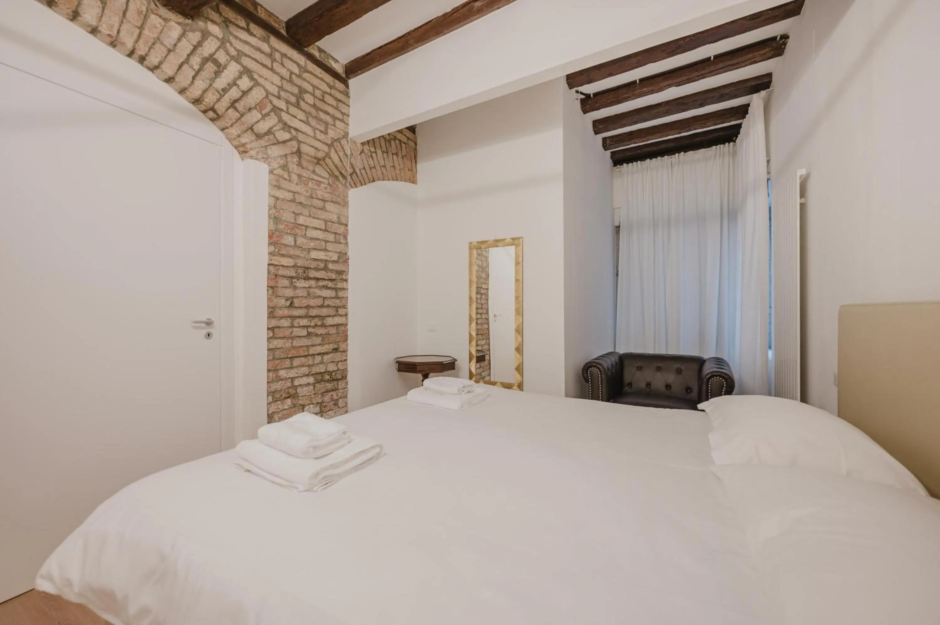 Bedroom, Bed in Rialto Suite 707