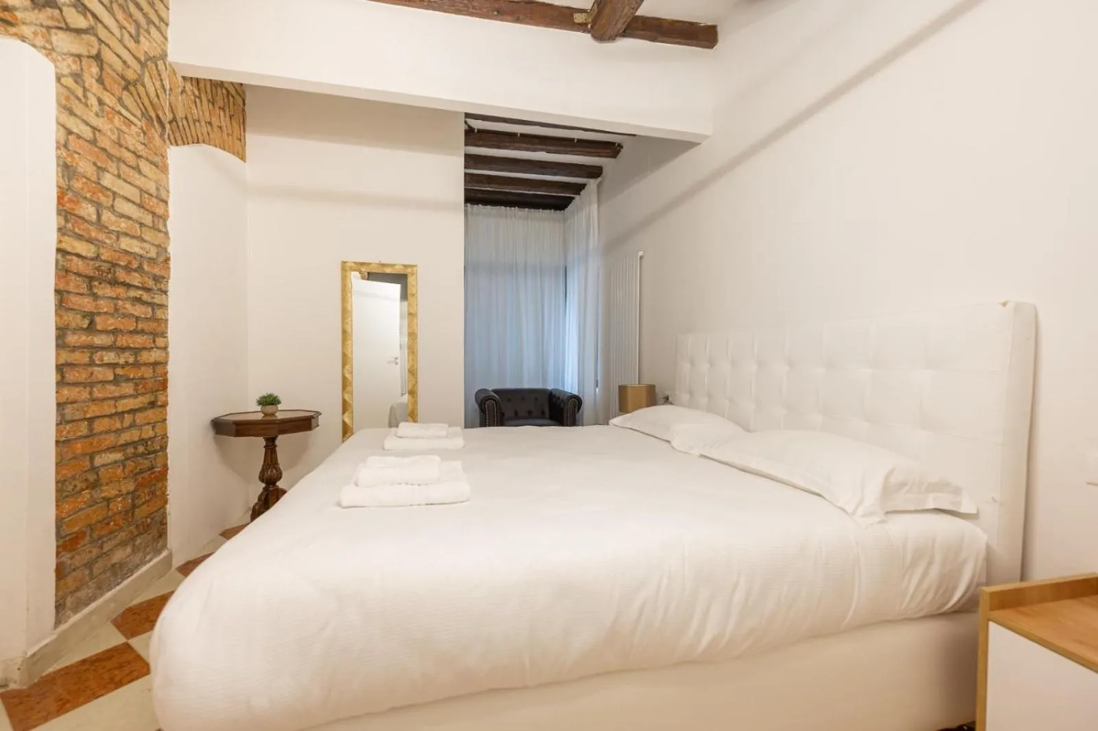 Bed in Rialto Suite 707