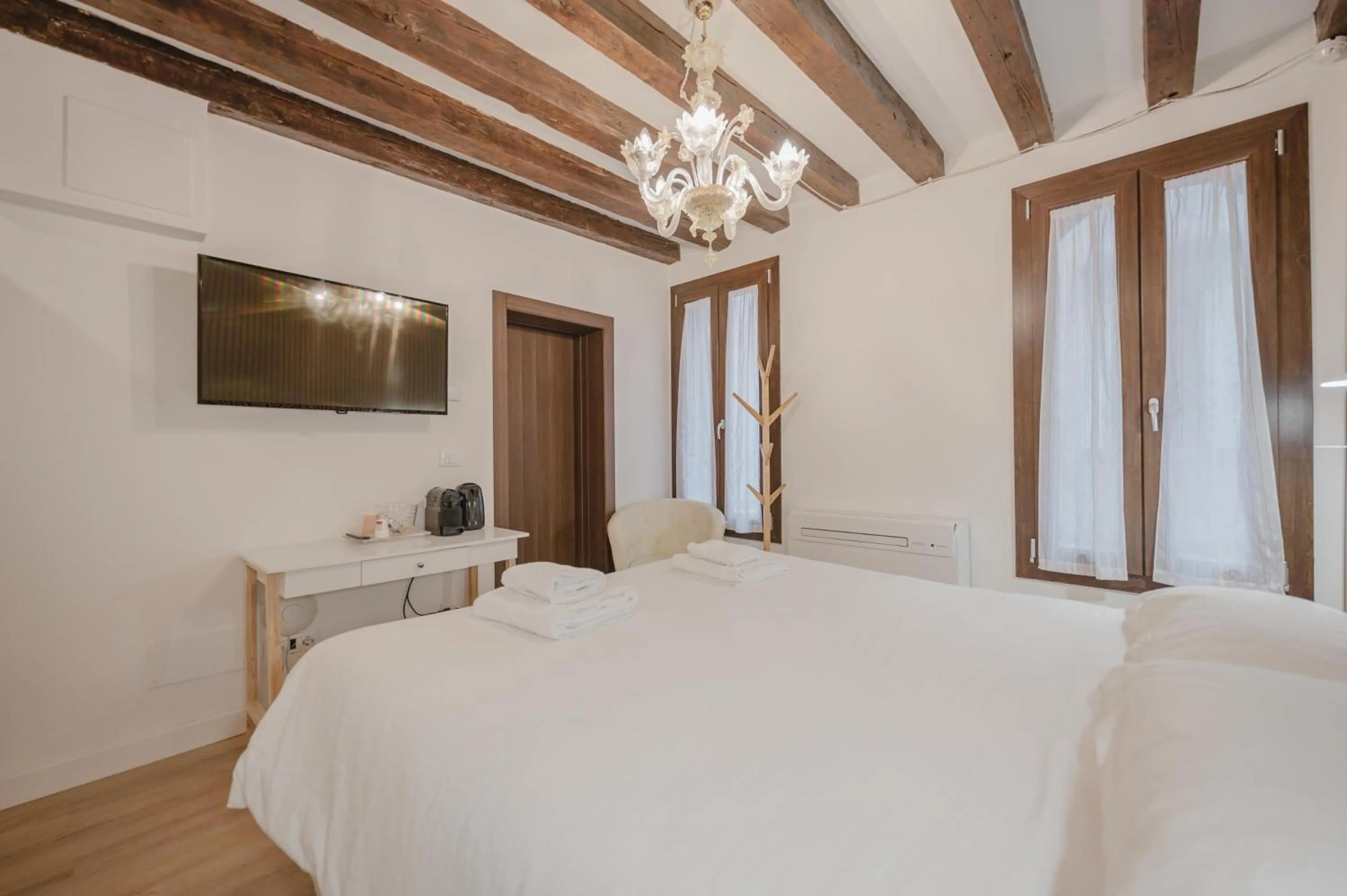 Bedroom, Bed in Rialto Suite 707