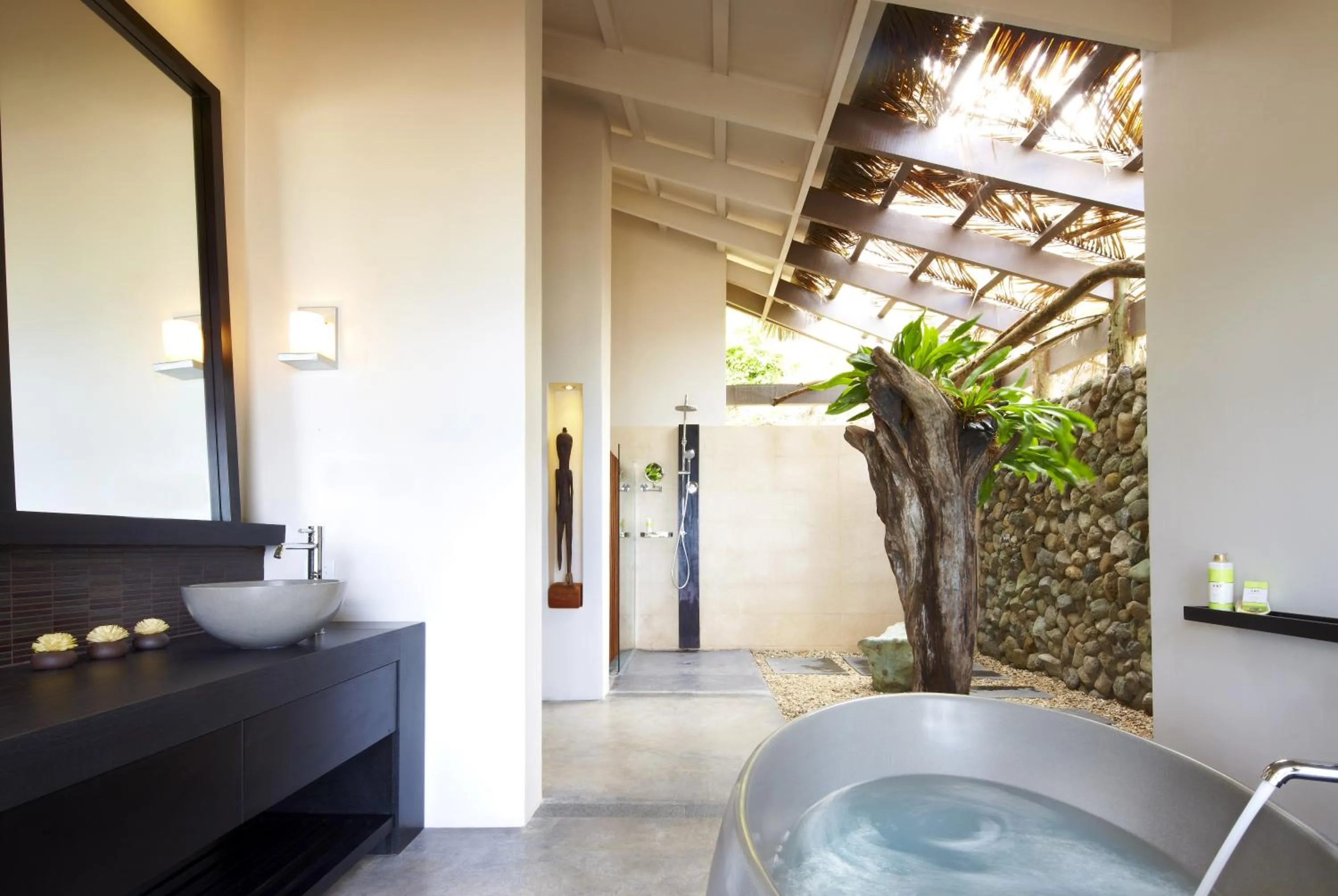 Bathroom in Tadrai Island Resort