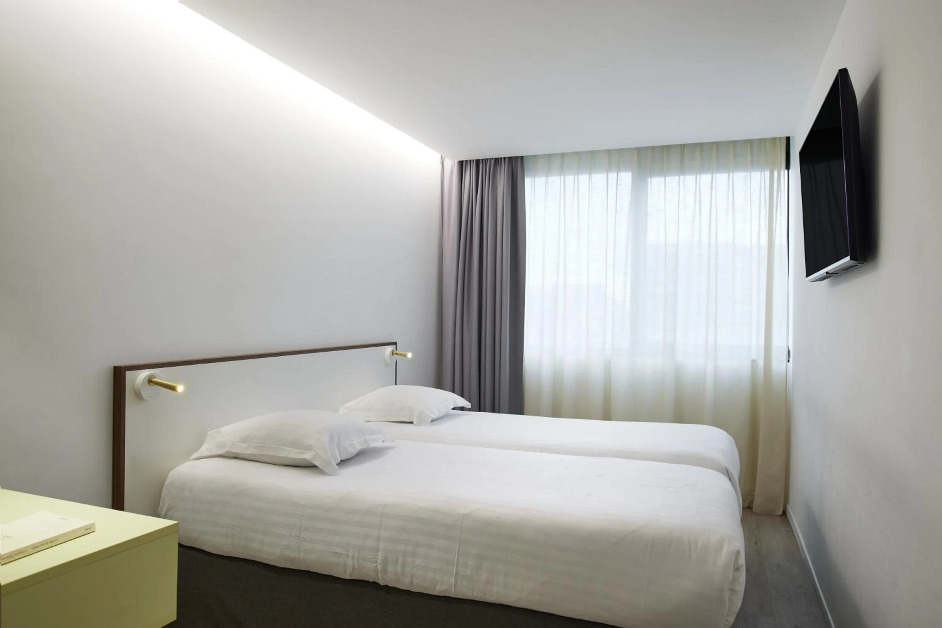 Photo of the whole room, Bed in Hotel-Restaurant Isidore Nice Ouest