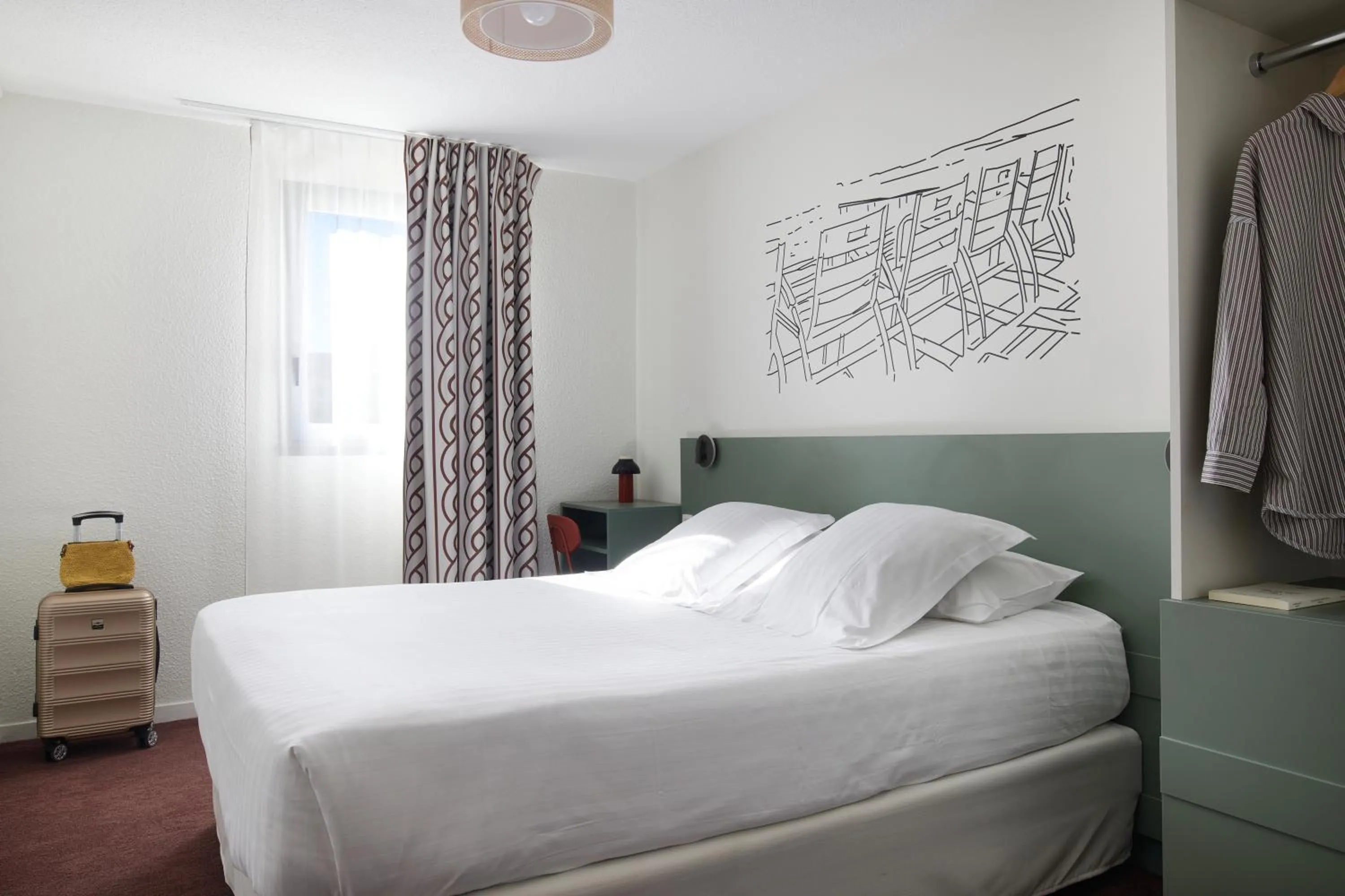 Photo of the whole room, Bed in Hotel-Restaurant Isidore Nice Ouest