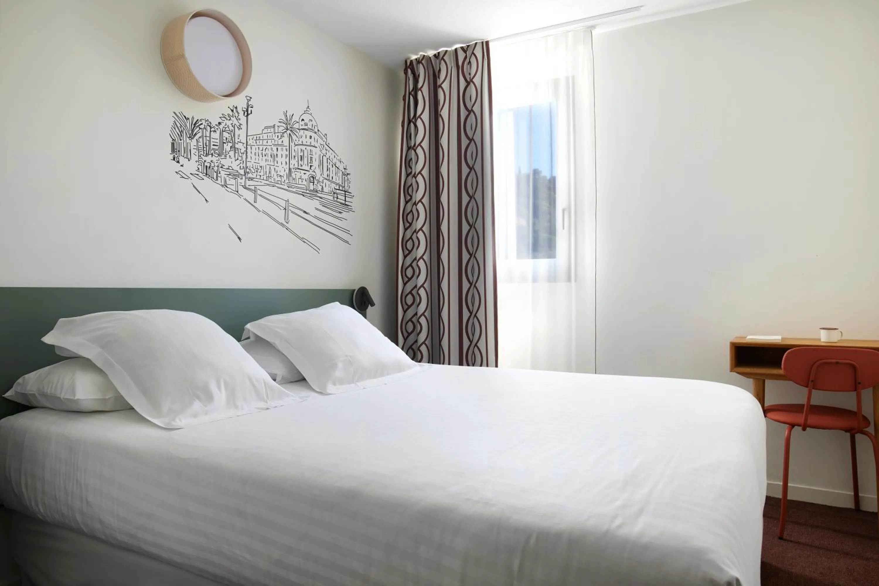 Photo of the whole room, Bed in Hotel-Restaurant Isidore Nice Ouest