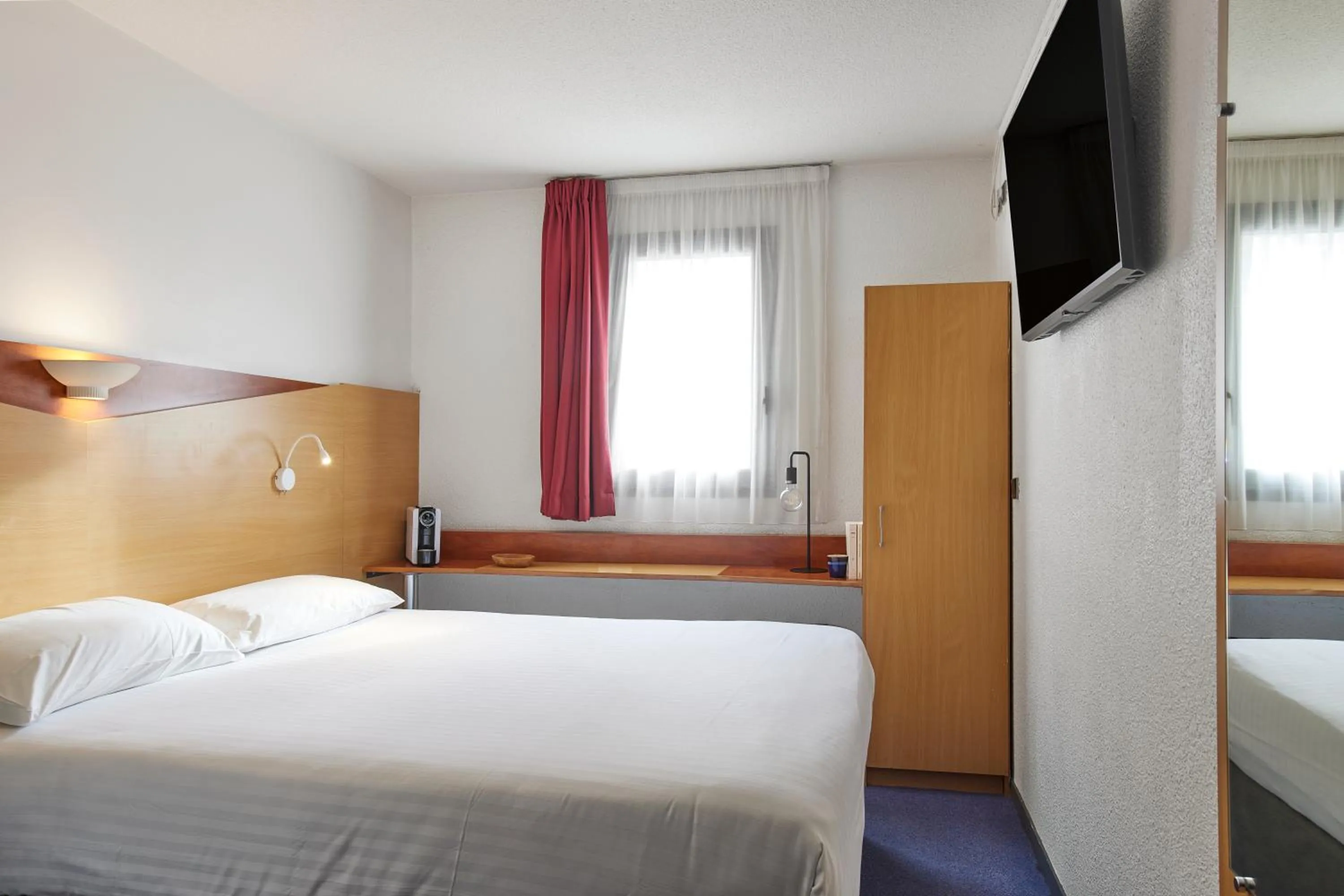 Bed in Hotel KYRIAD NICE - Stade