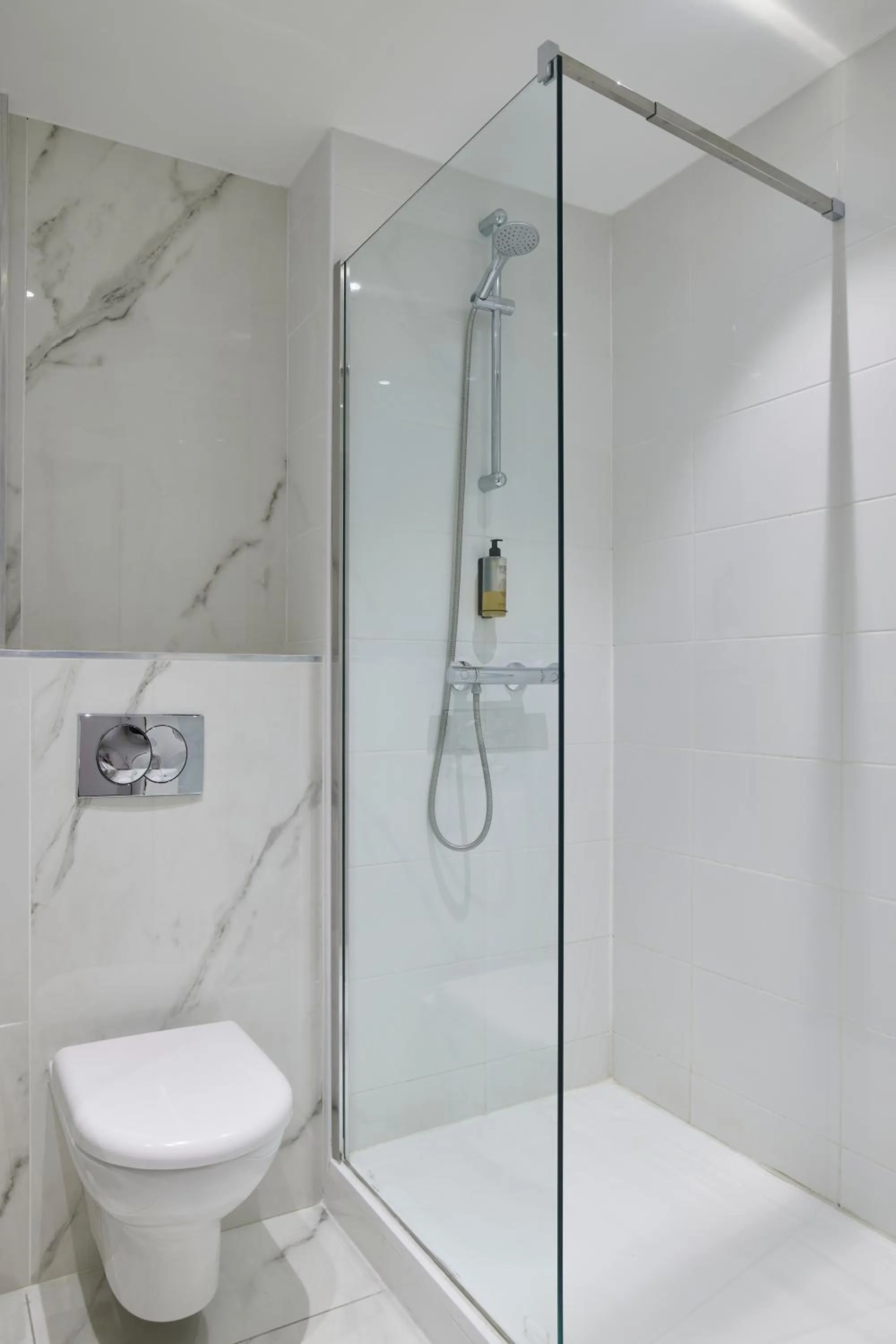 Bathroom in Hotel-Restaurant Isidore Nice Ouest