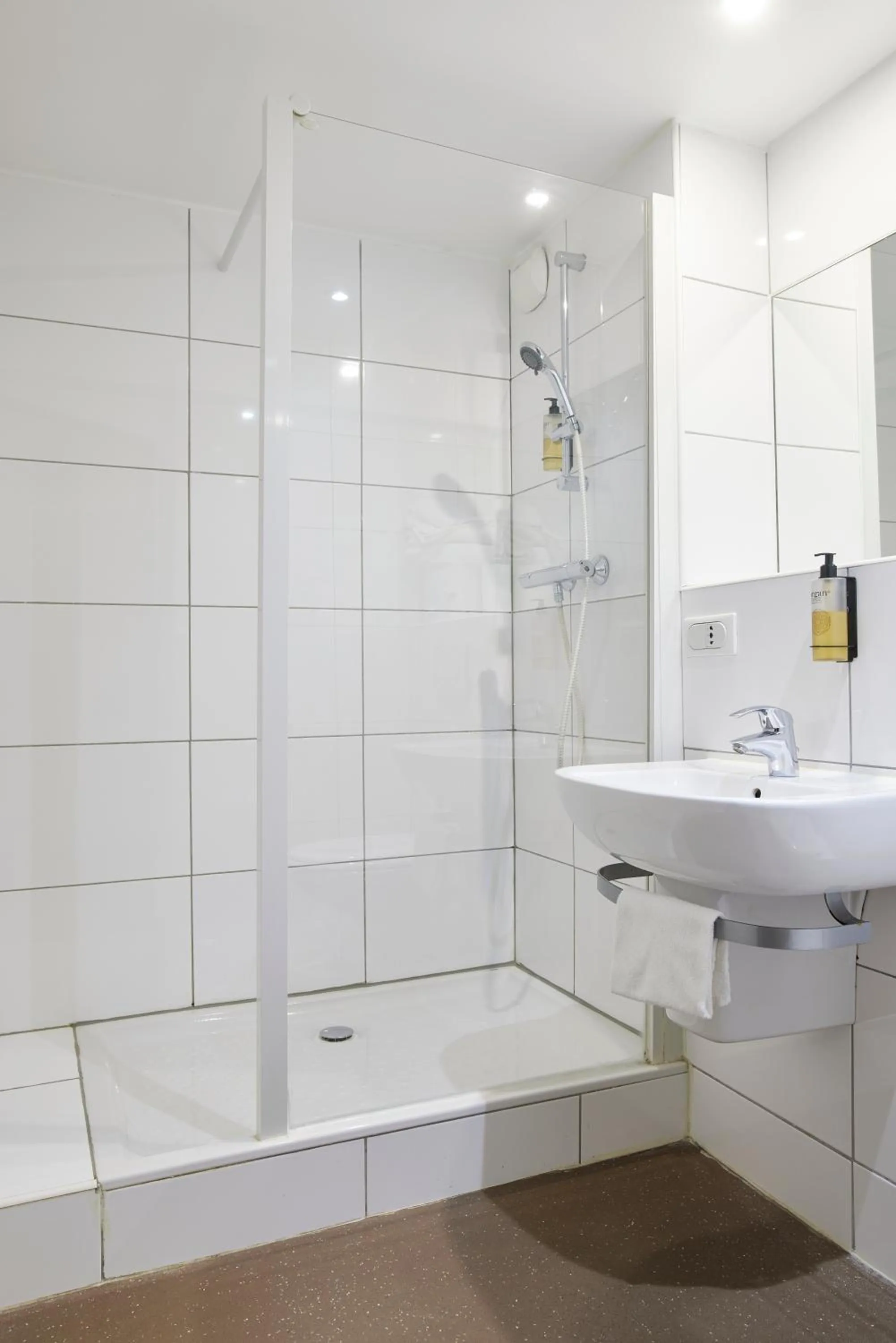 Bathroom in Hotel-Restaurant Isidore Nice Ouest